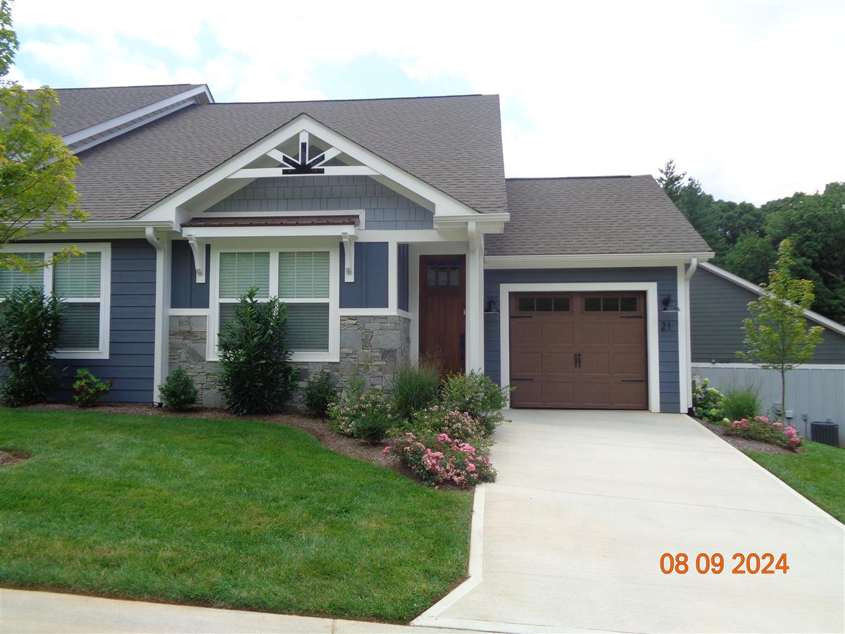 A picture of the property located at 21 HEARTLEAF CIR, ARDEN NC 28704.