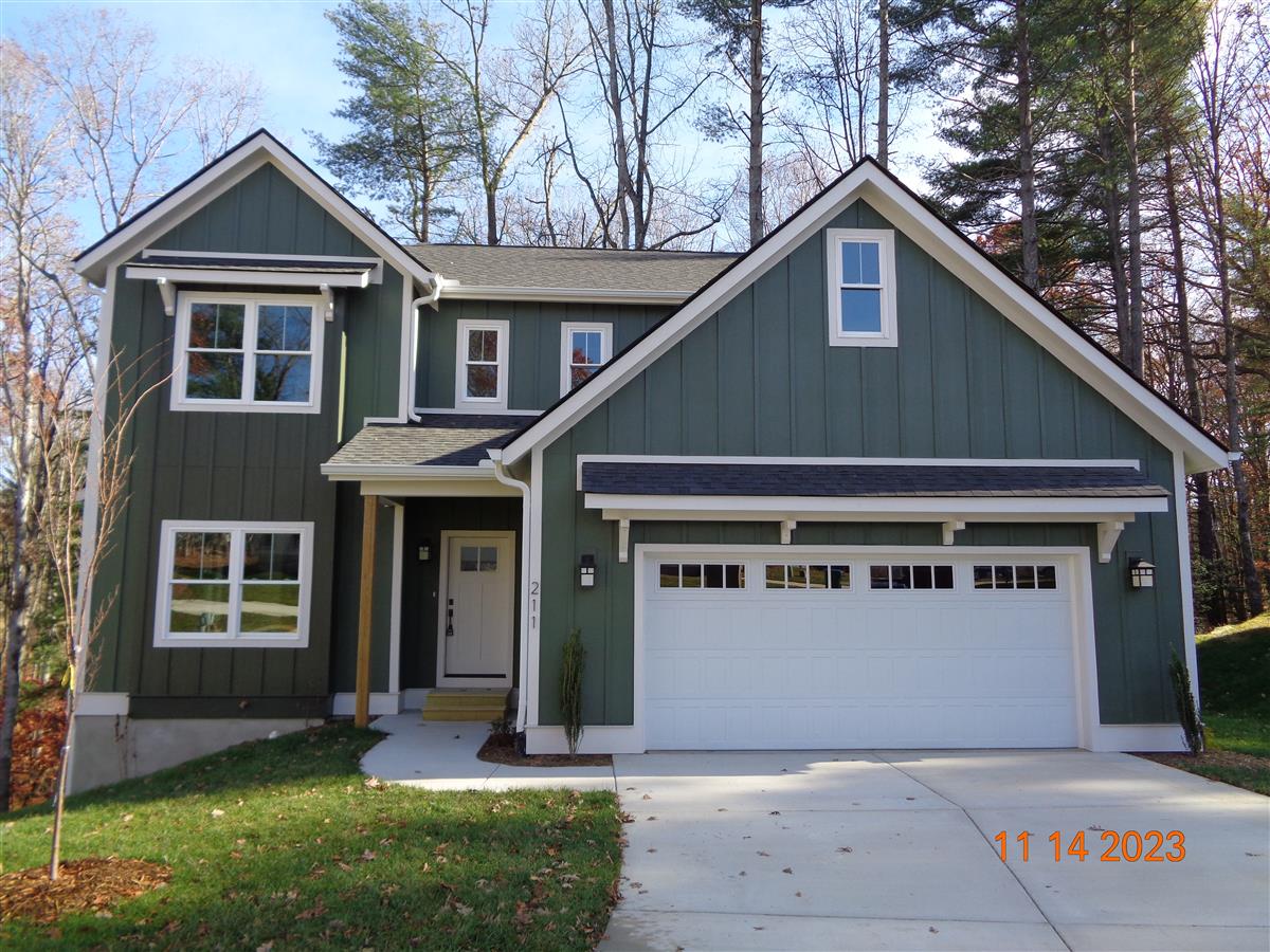 A picture of the property located at 211 WEYBRIDGE DR, ARDEN NC 28704.
