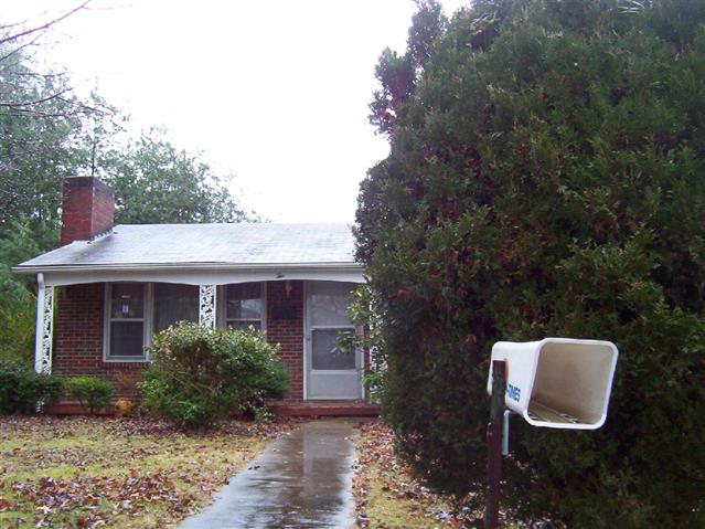 A picture of the property located at 2 MARDELL CIR ASHEVILLE NC.