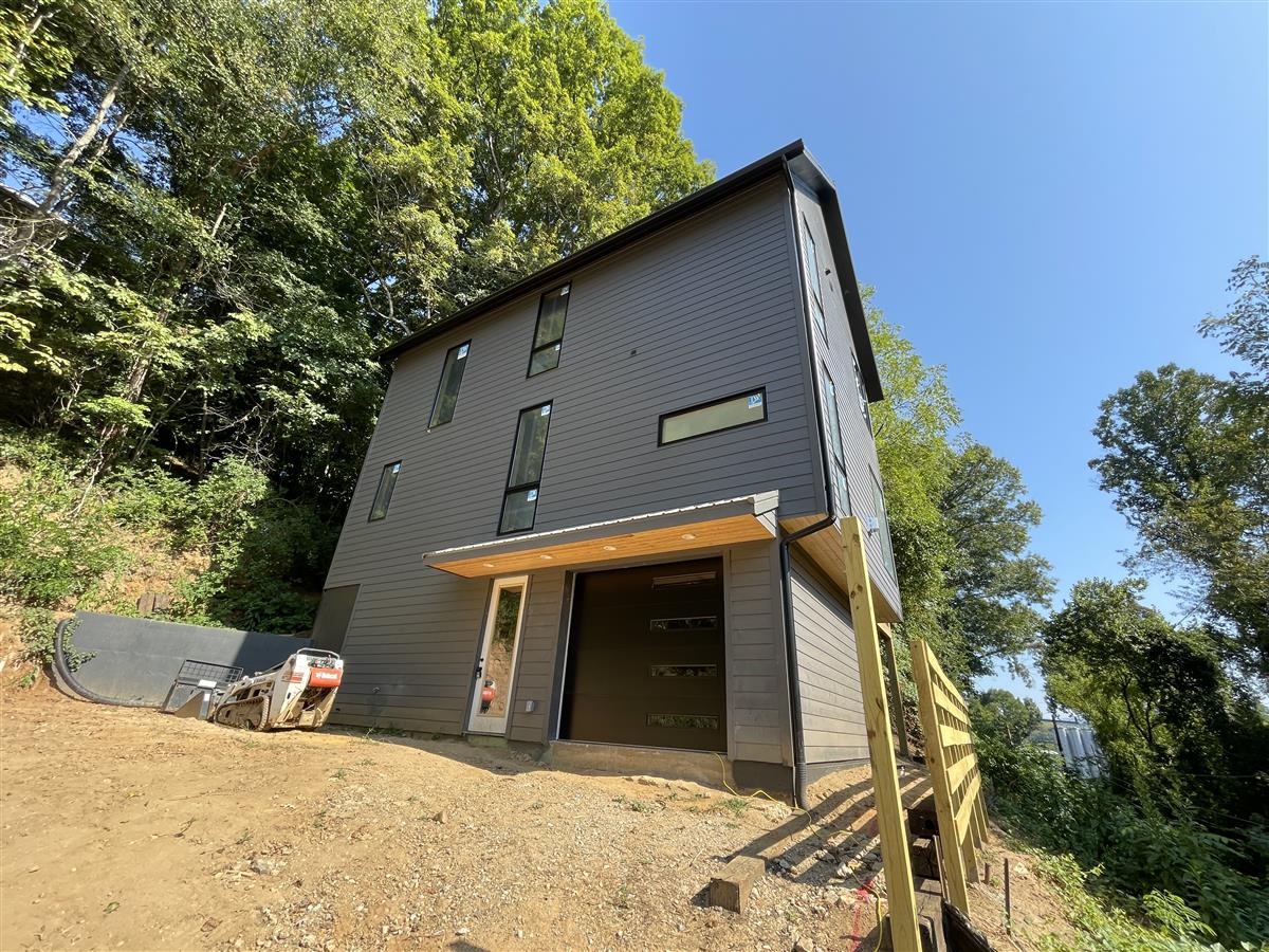 A picture of the property located at 43 WAYNESVILLE AVE, ASHEVILLE NC 28806.