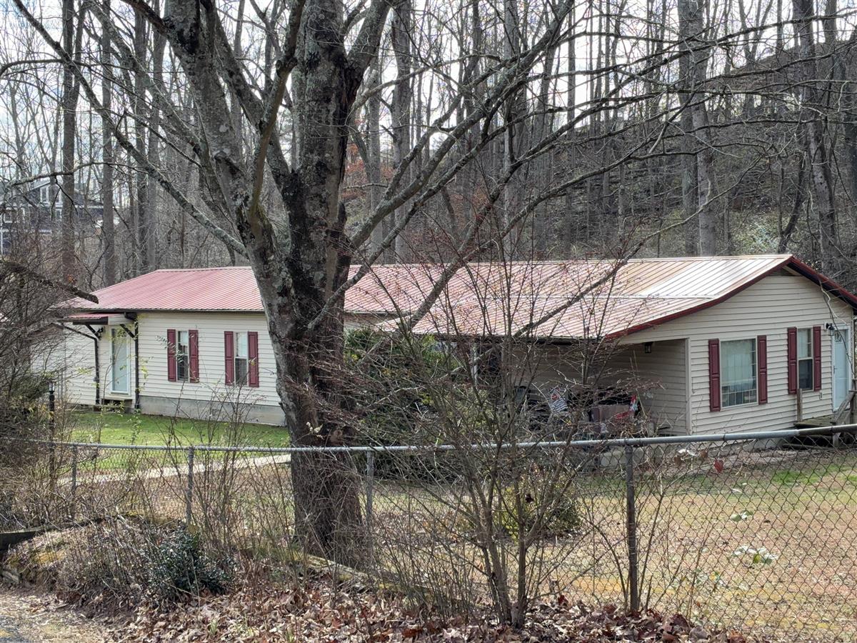 A picture of the property located at 7 TAMARAC CIR, ASHEVILLE NC 28806.