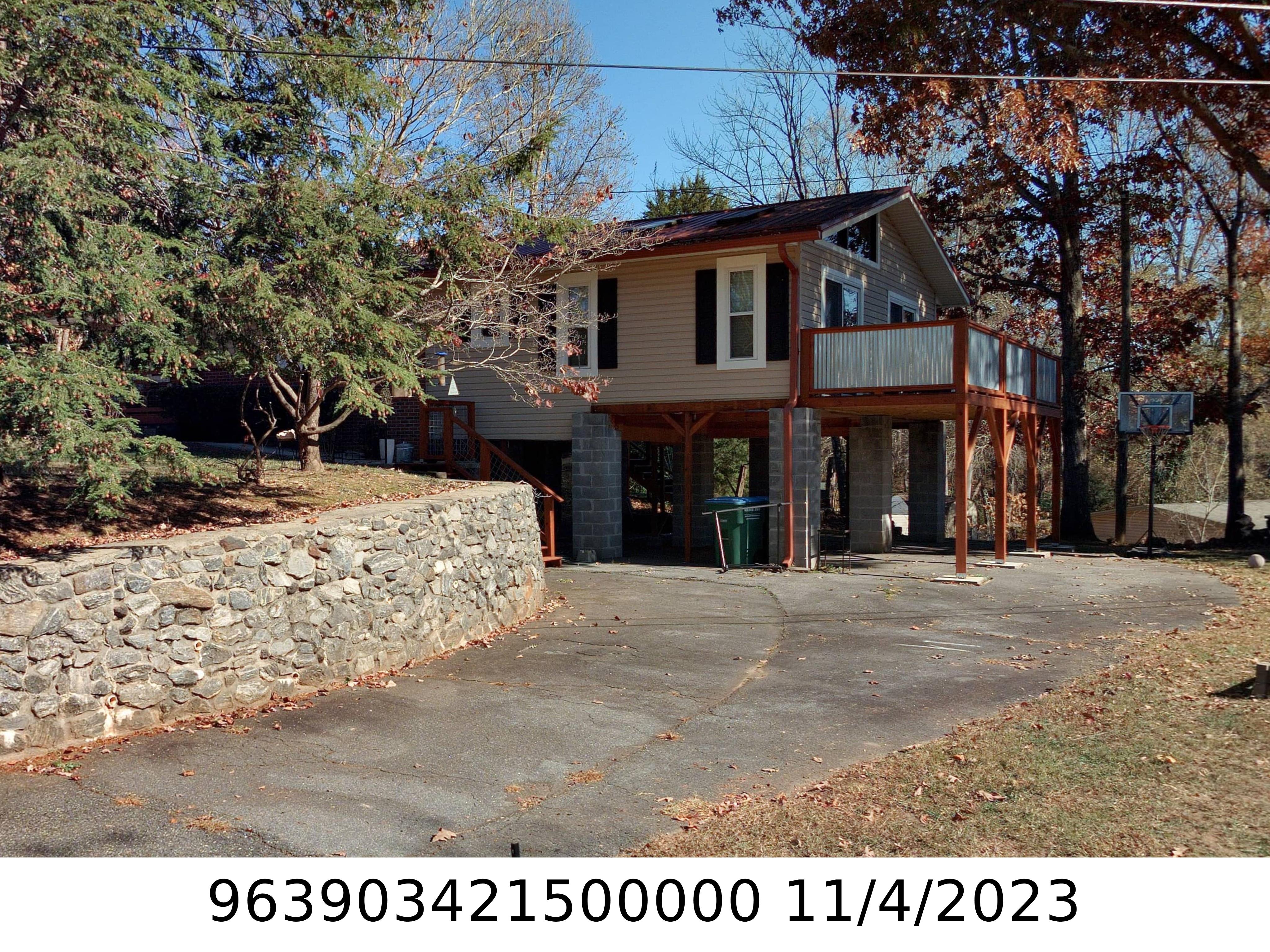 A picture of the property located at 2 TAMARAC CIR, ASHEVILLE NC 28806.