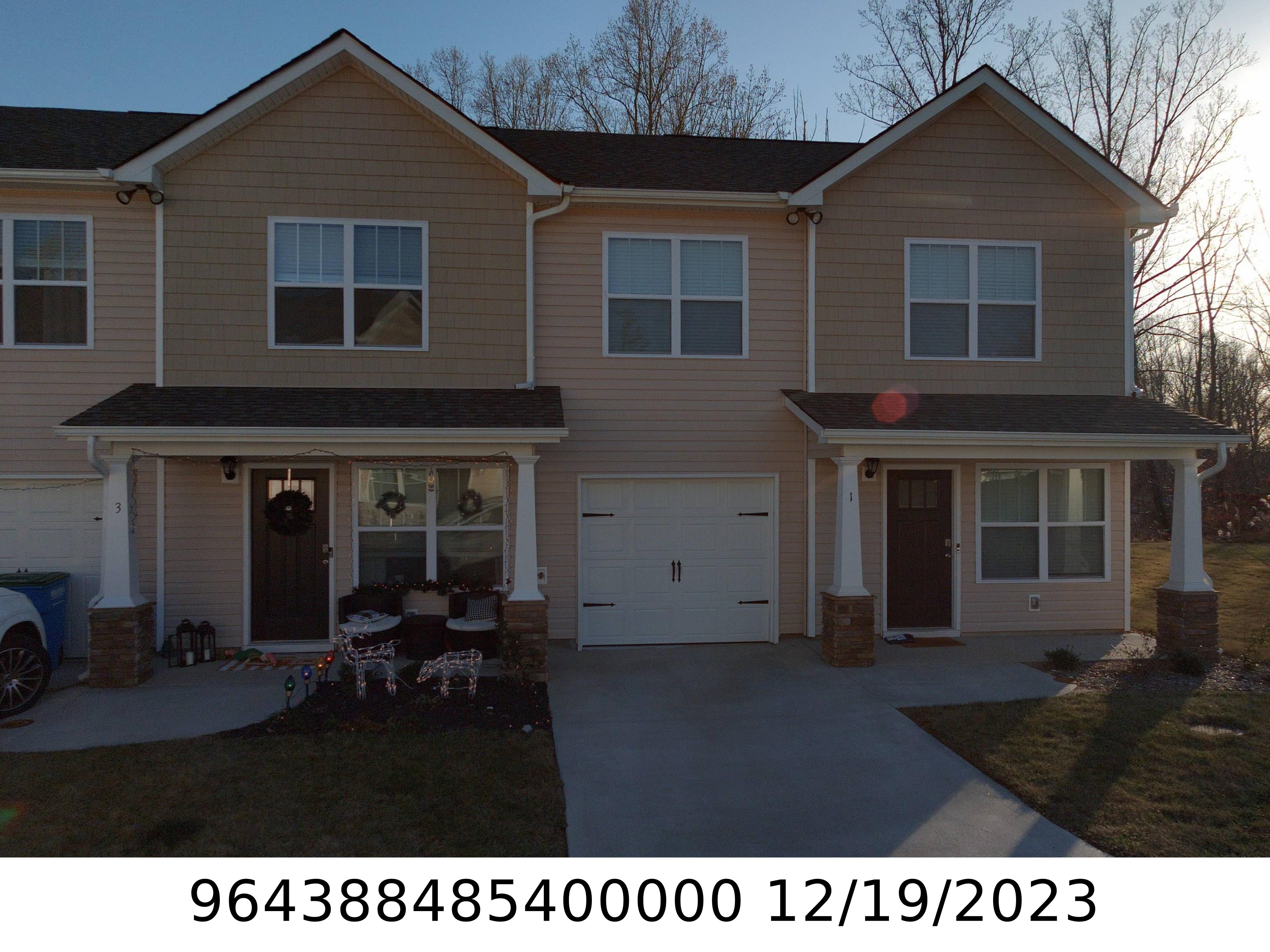 A picture of the property located at 1 CHAMBERS GARDEN DR, ARDEN NC 28704.