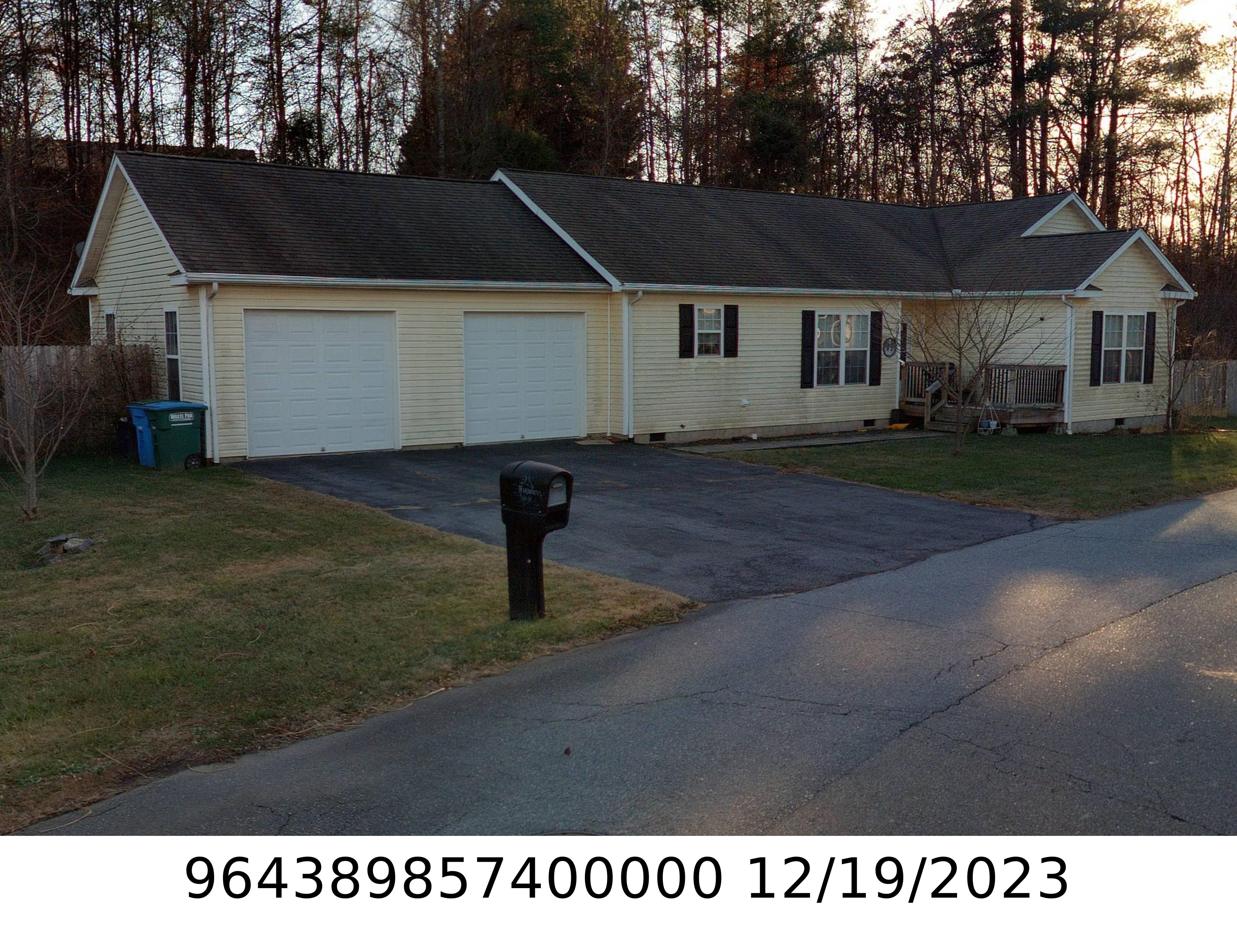 A picture of the property located at 28 FOUNDERS WAY, ARDEN NC 28704.
