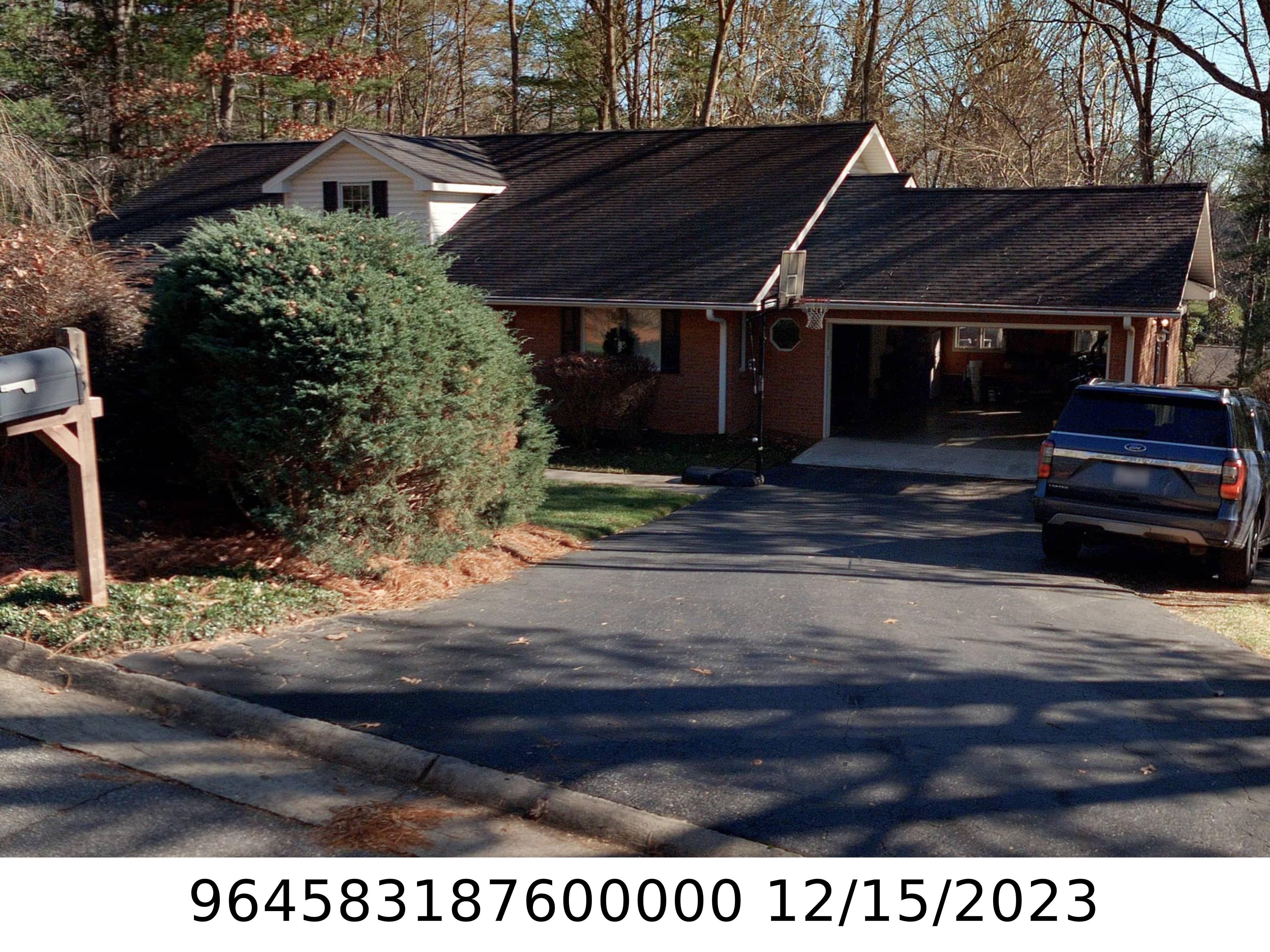 A picture of the property located at 15 BENT OAK LN, ASHEVILLE NC 28803.