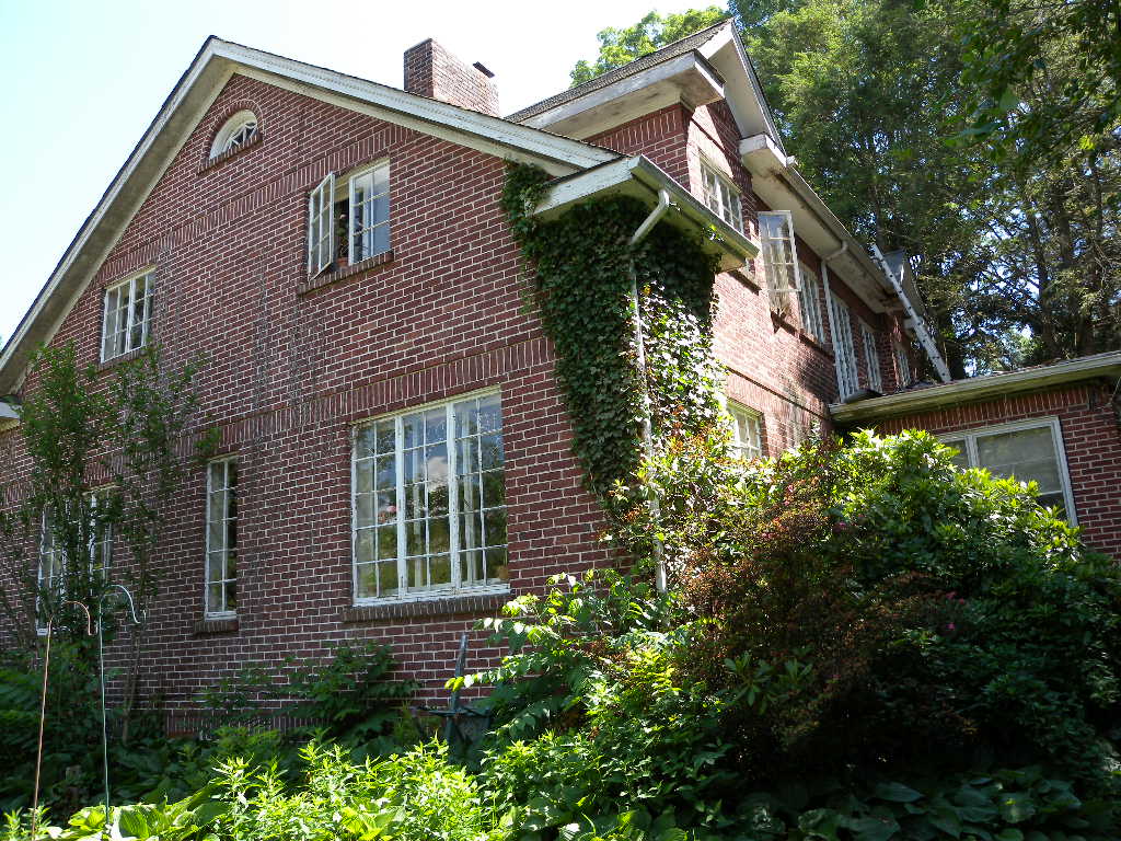A picture of the property located at 414 BEAUCATCHER RD, ASHEVILLE NC 28805.
