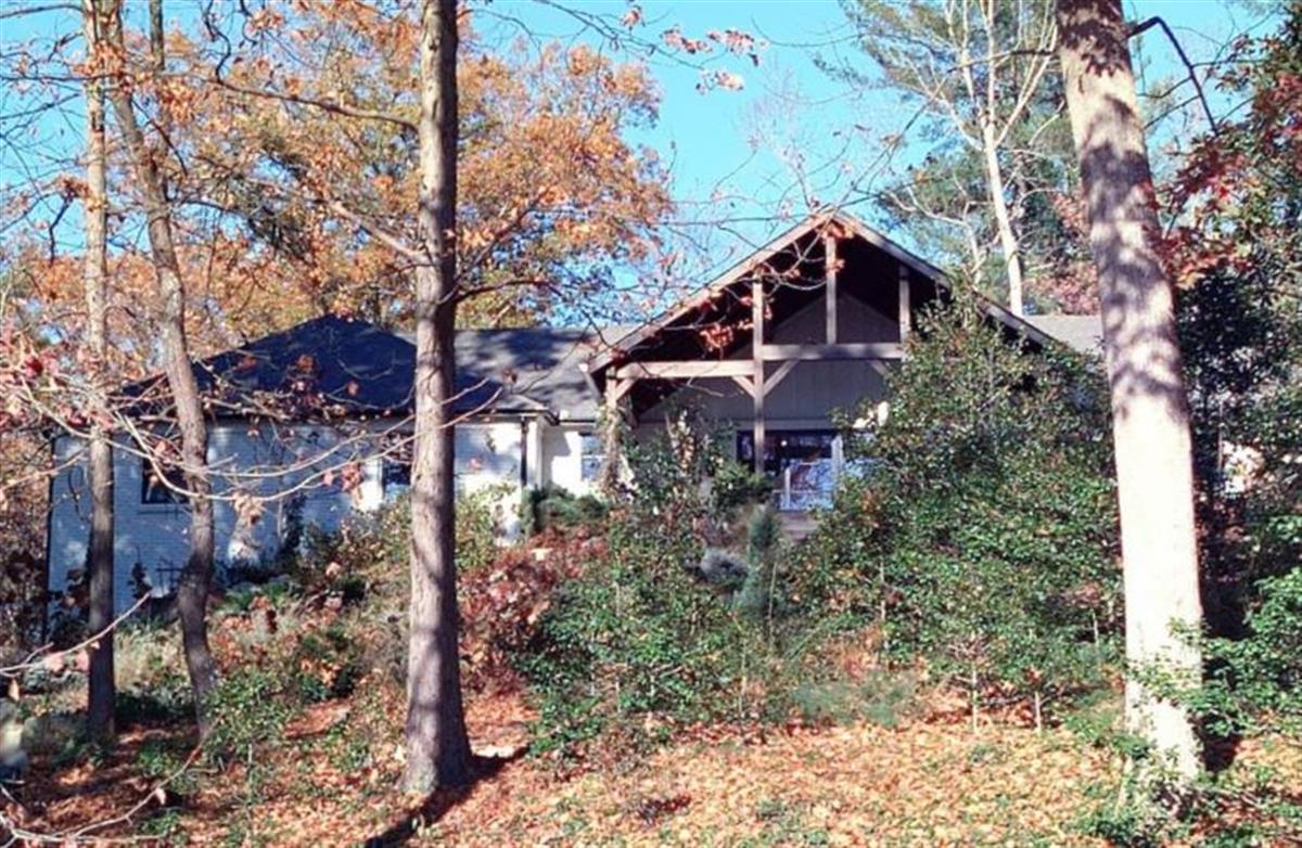 A picture of the property located at 2 CLUB VIEW RD, ASHEVILLE NC 28804.