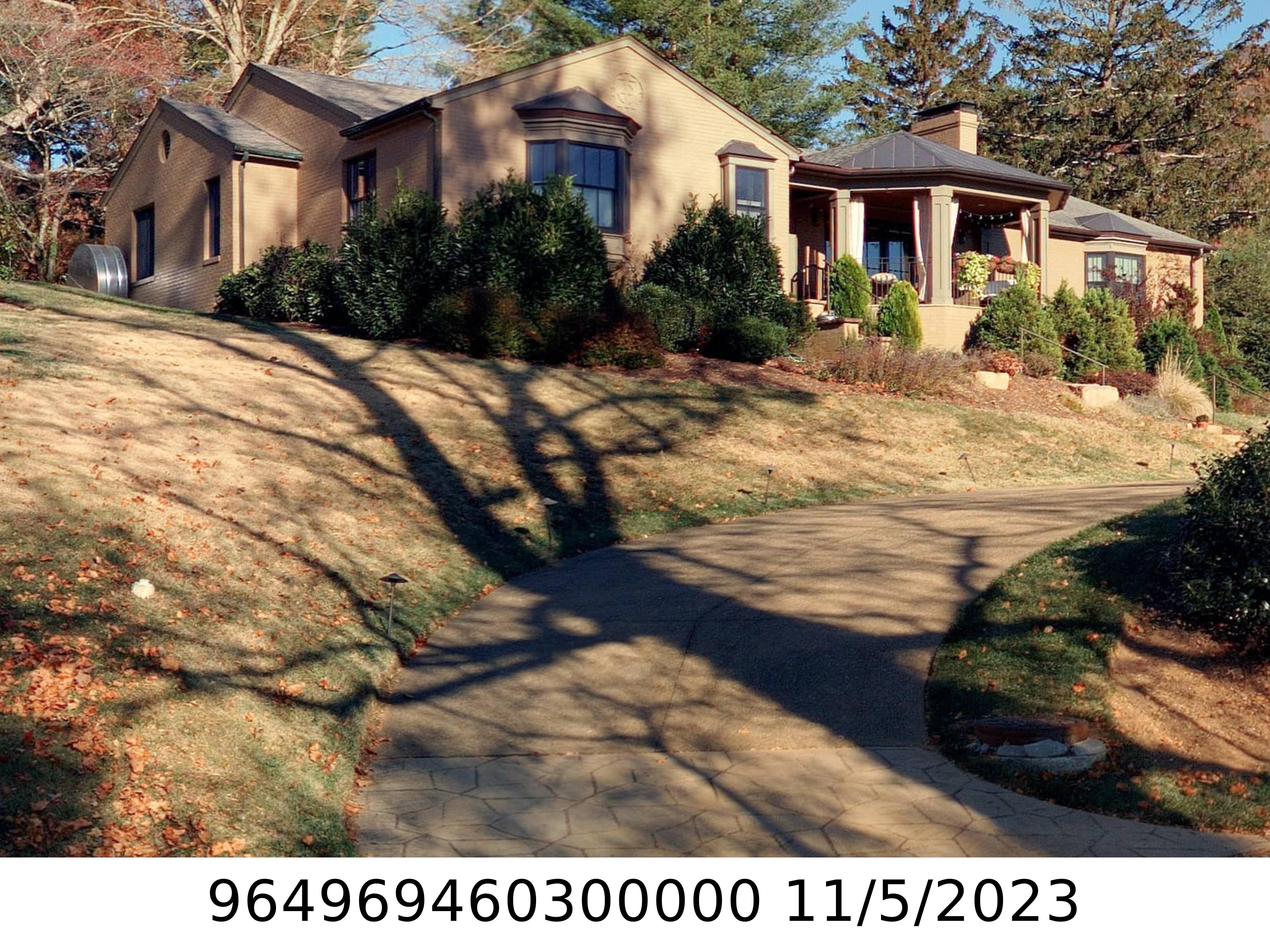 A picture of the property located at 10 CLUB VIEW RD, ASHEVILLE NC 28804.