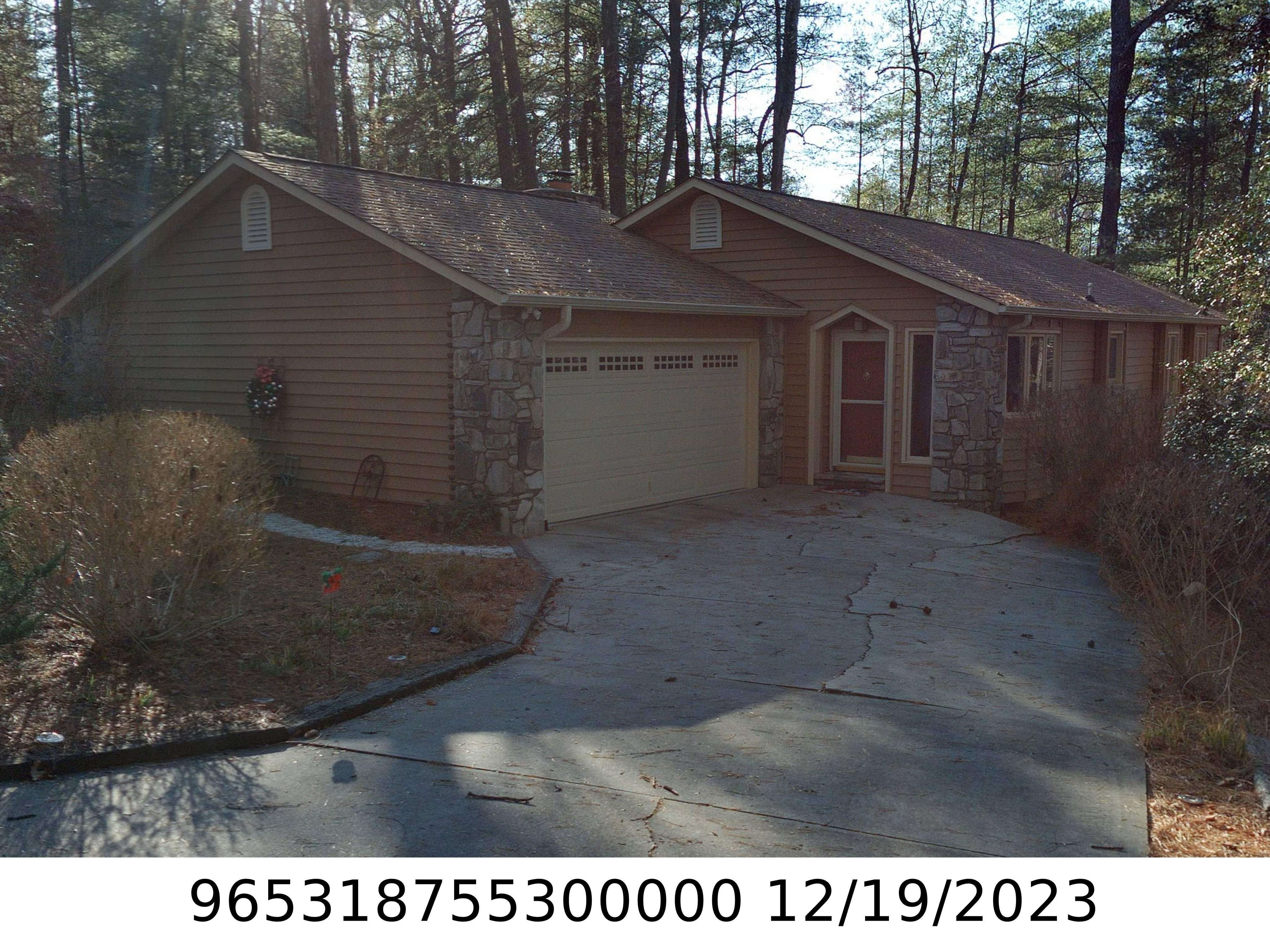 A picture of the property located at 1185 LOWER LAUREL DR, ARDEN NC 28704.