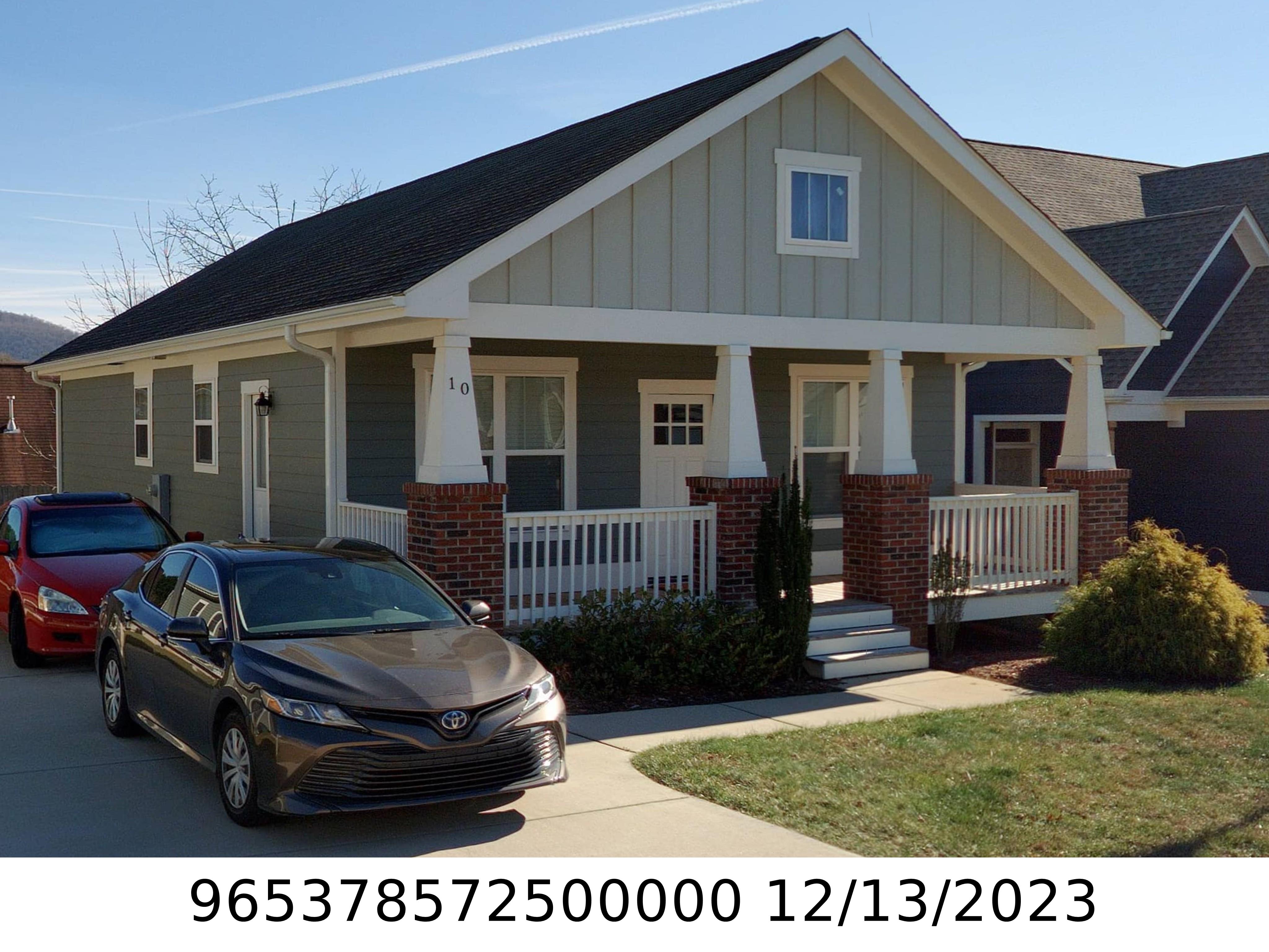 A picture of the property located at 10 HYDE PARK PL, ARDEN NC 28704.