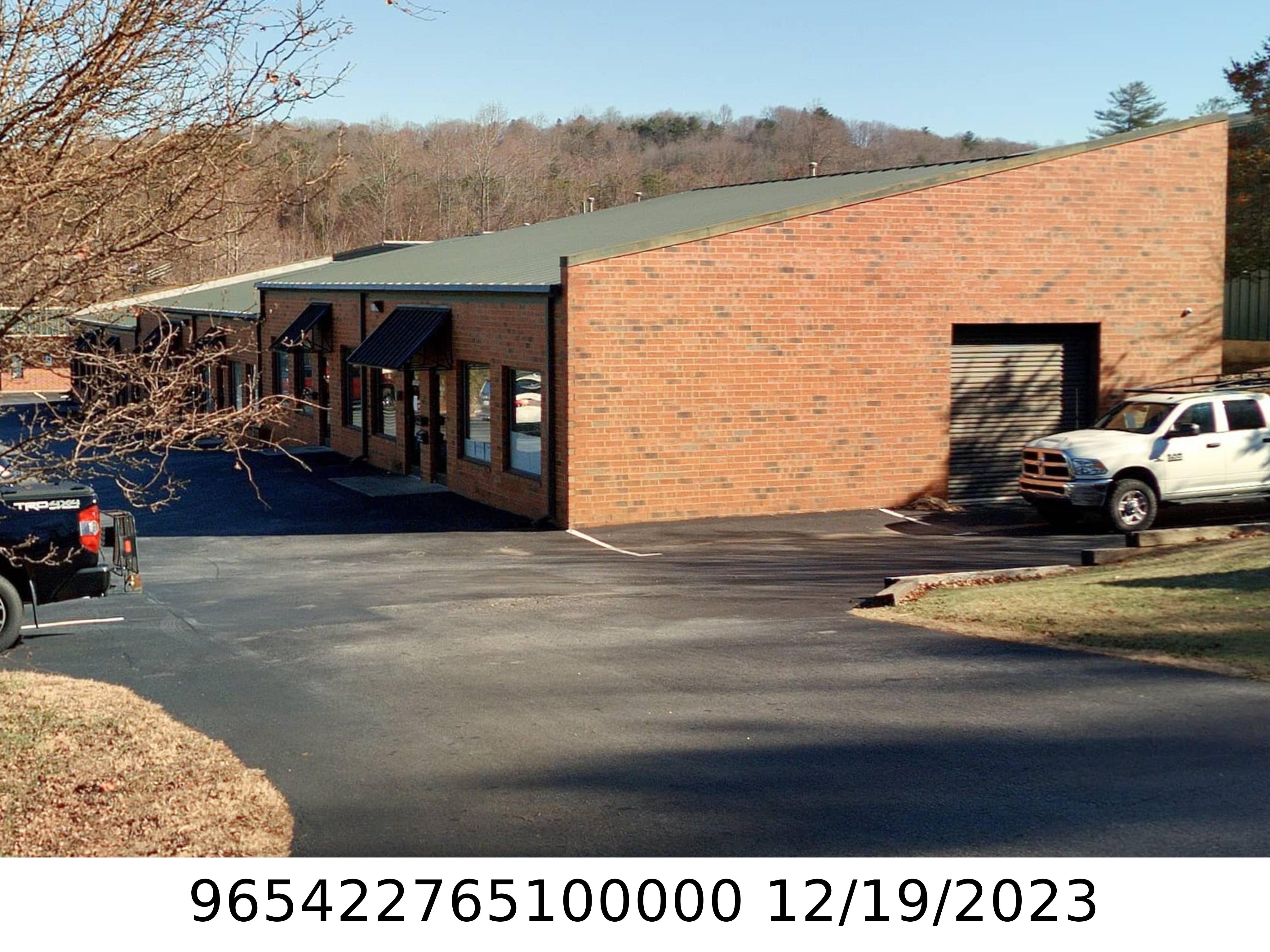 A picture of the property located at 9 WALDEN DR, ARDEN NC 28704.