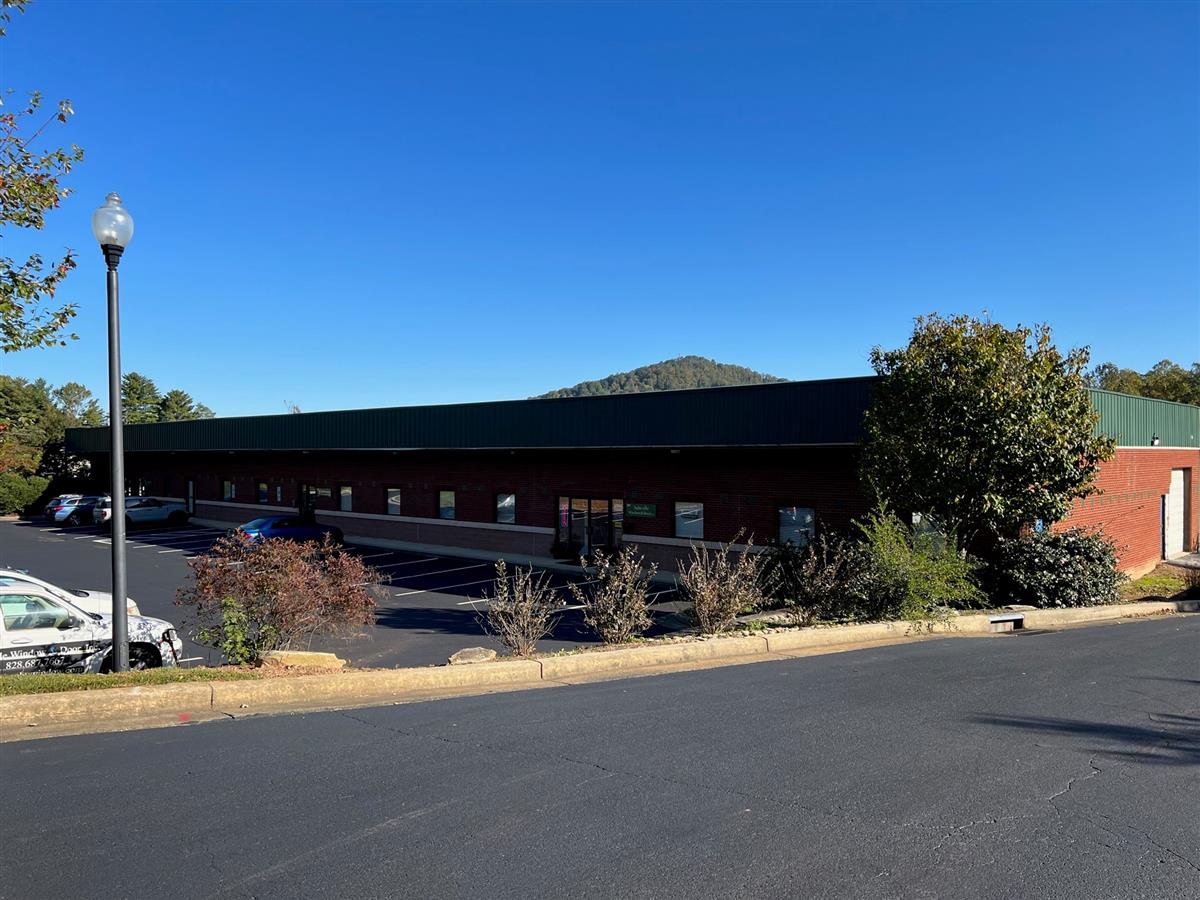 A picture of the property located at 15 WALDEN DR, ARDEN NC 28704.