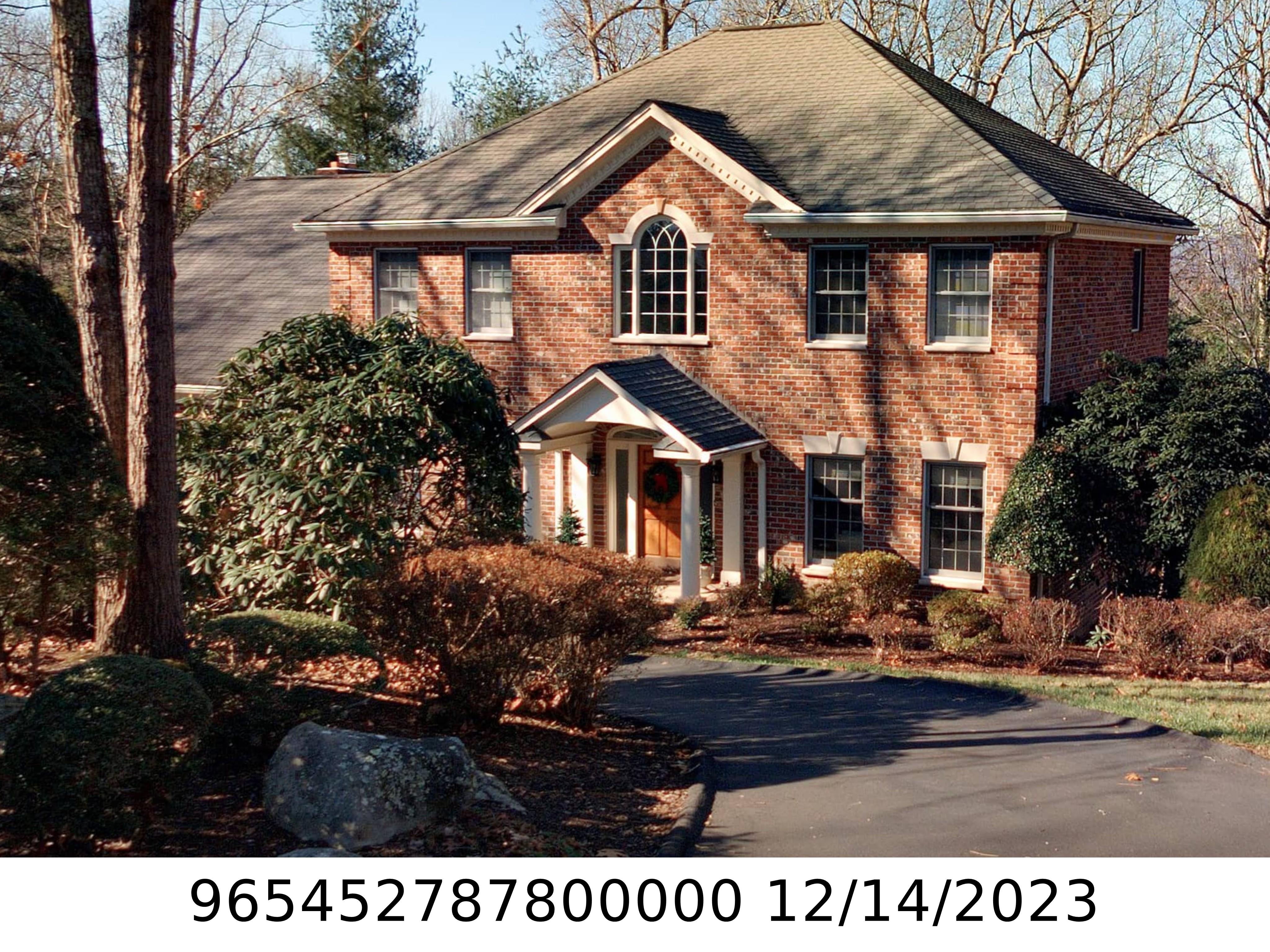 A picture of the property located at 34 GLEN COVE DR, ARDEN NC 28704.
