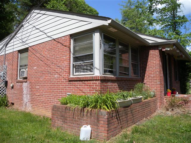 A picture of the property located at 367 SYCAMORE DR, ARDEN NC 28704.