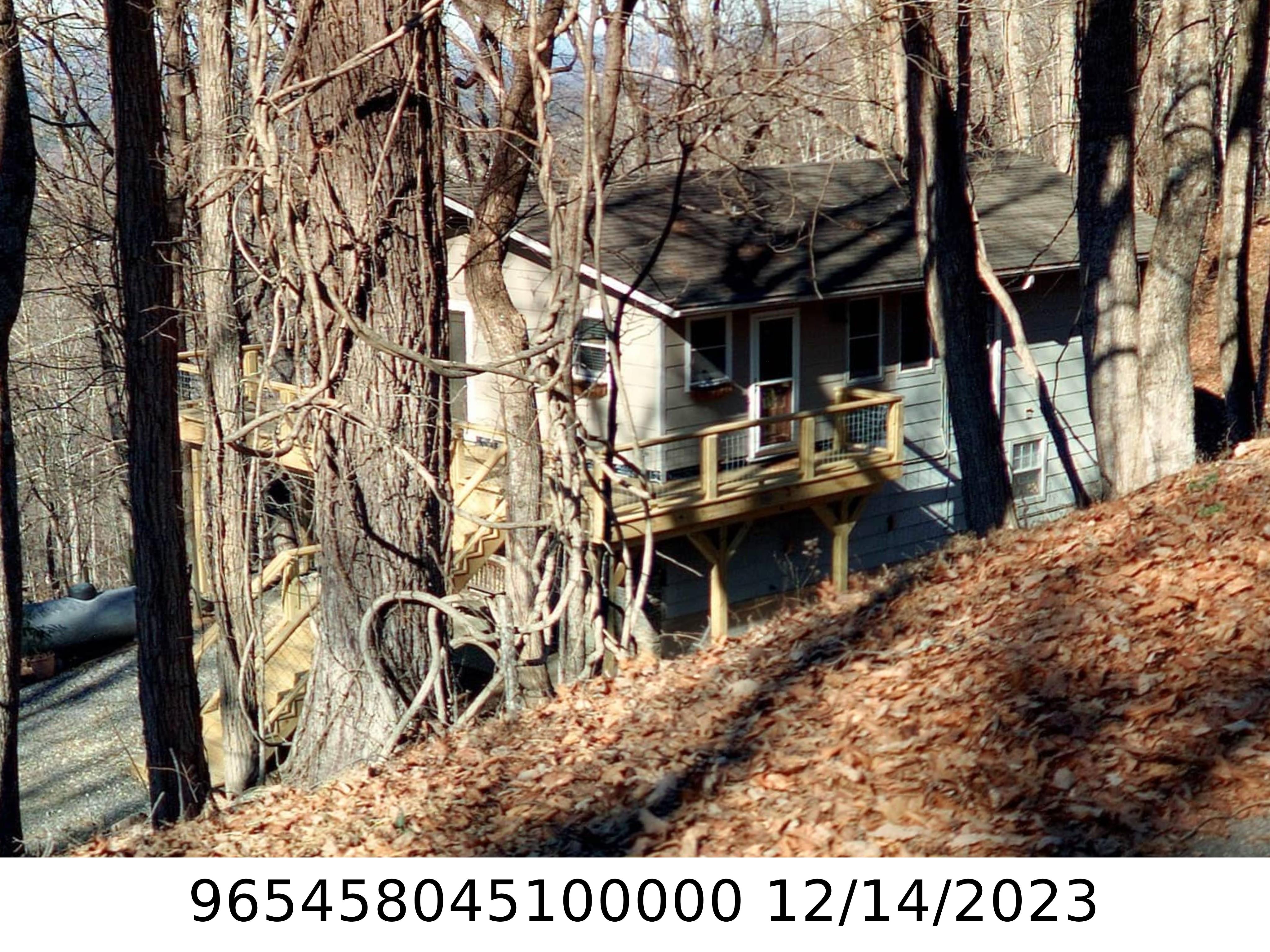 A picture of the property located at 27 CRESTWOOD DR, ARDEN NC 28704.