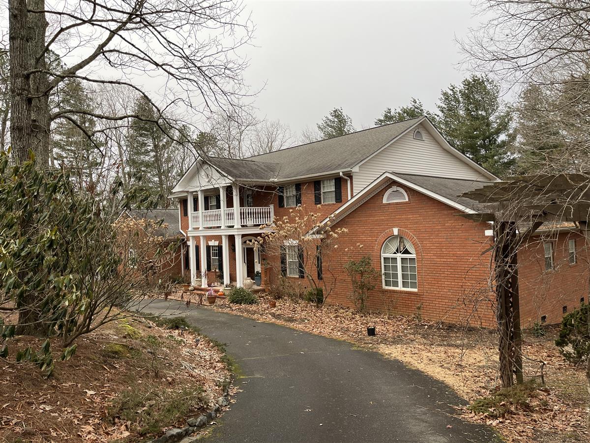 A picture of the property located at 18 GLEN COVE DR, ARDEN NC 28704.