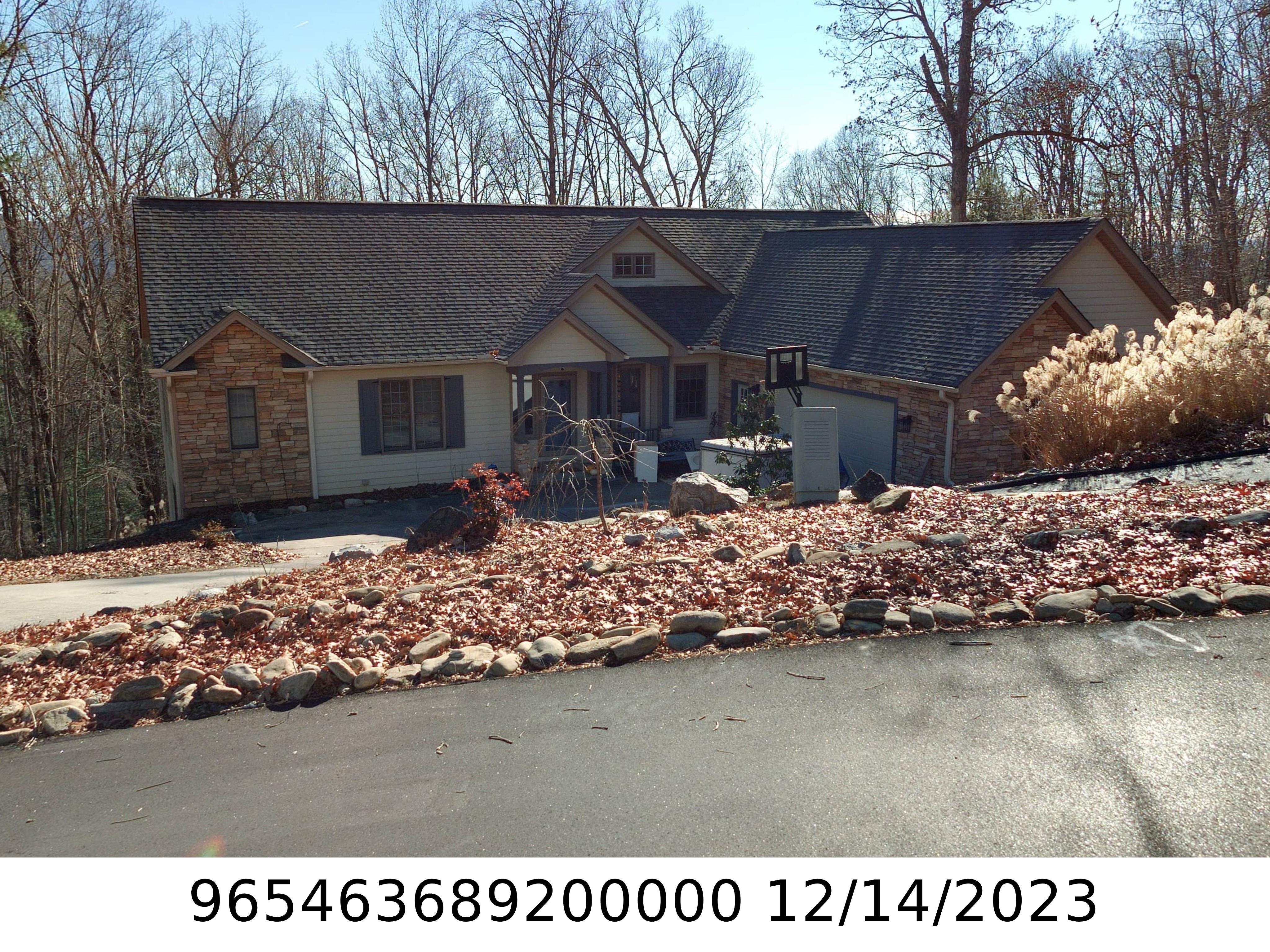 A picture of the property located at 11 GLEN COVE DR, ARDEN NC 28704.