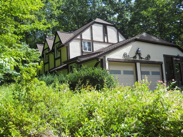 A picture of the property located at 7 WOODMERE DR, ARDEN NC 28704.