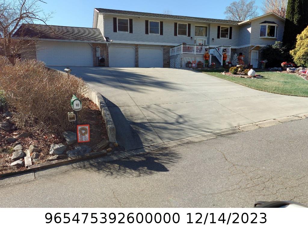 A picture of the property located at 10 HICKORY HILLS DR, ARDEN NC 28704.