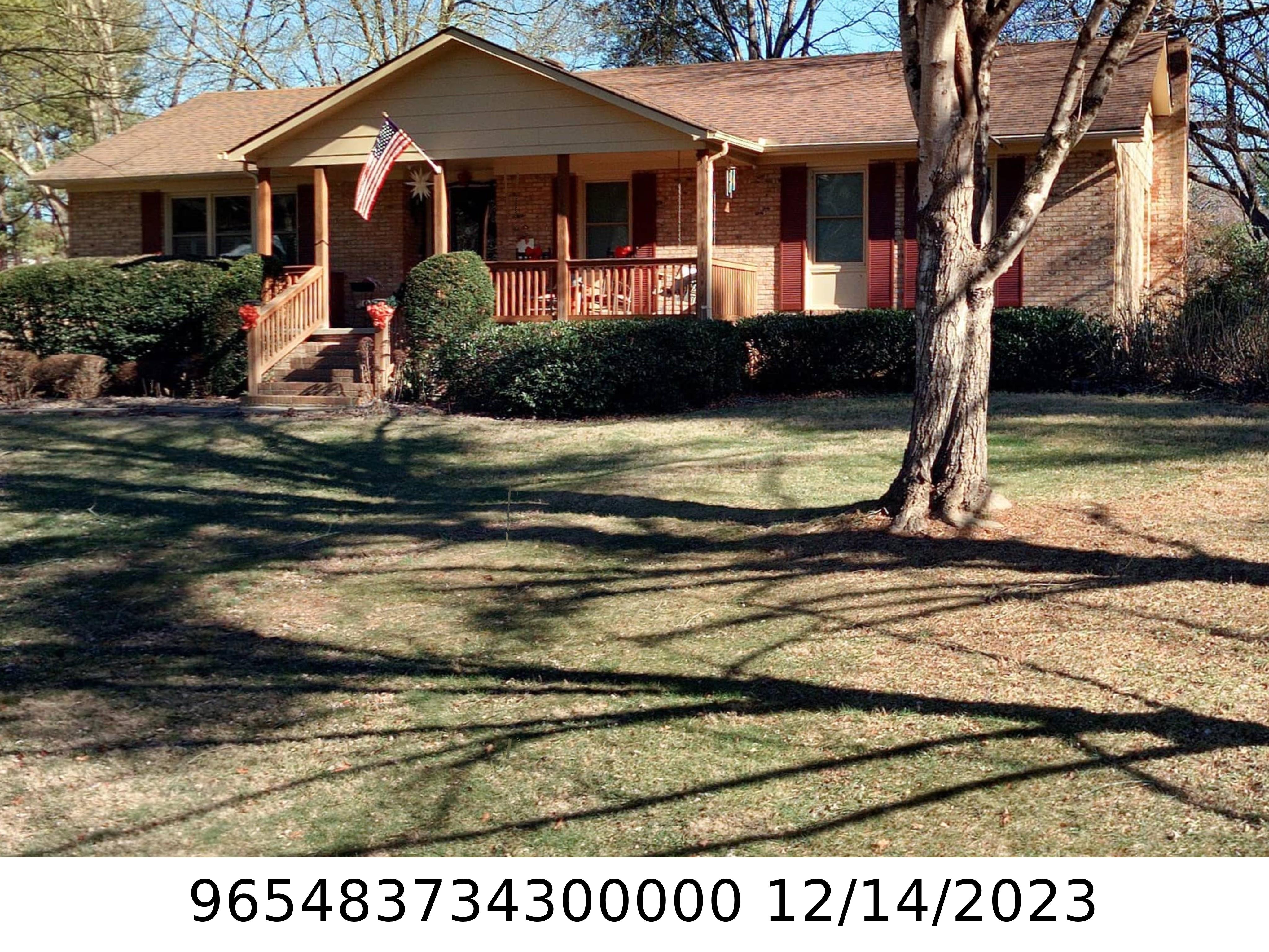 A picture of the property located at 27 FOX HOLLOW CT, ARDEN NC 28704.