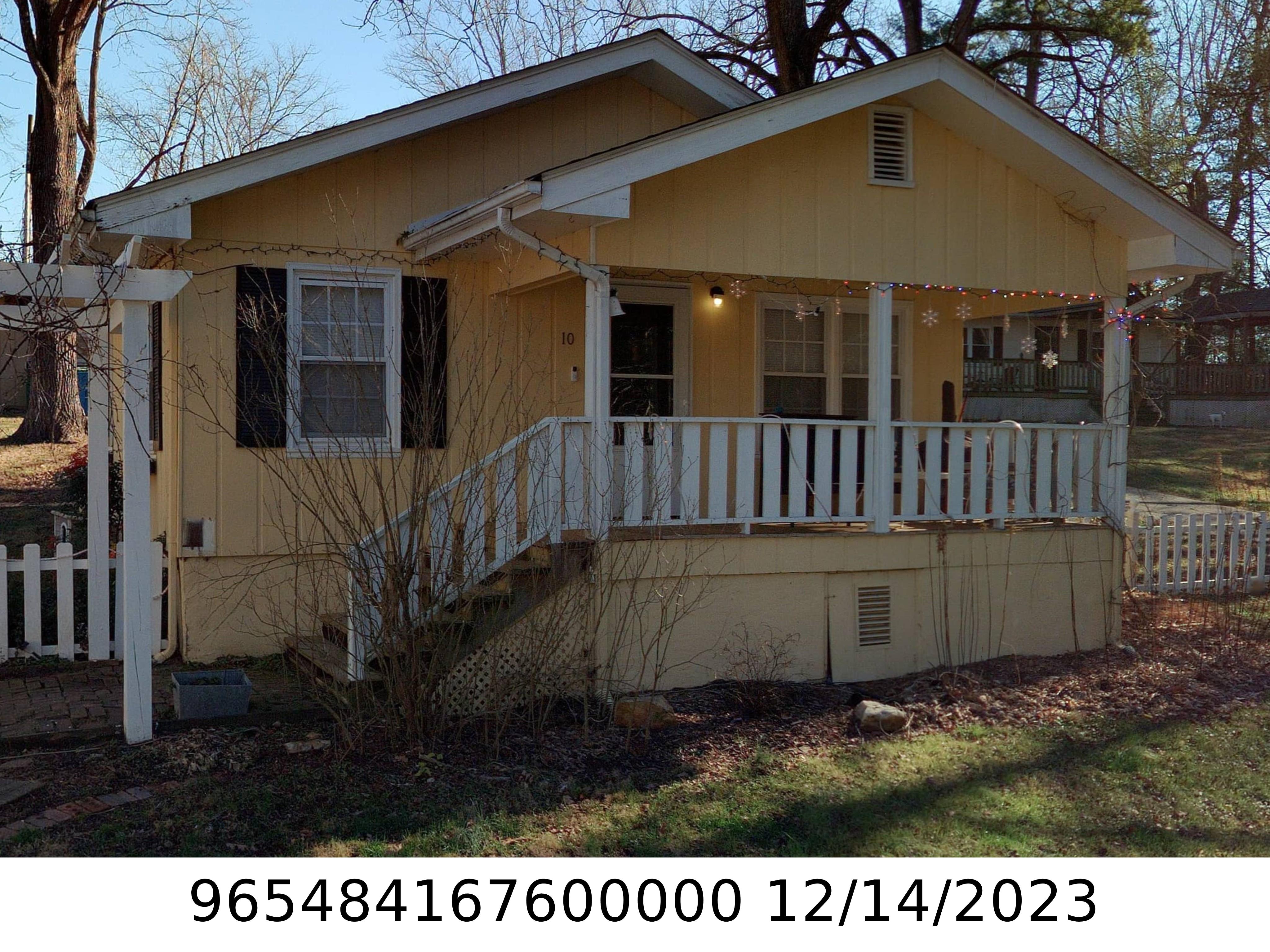 A picture of the property located at 10 GREEN ACRES LN, ARDEN NC 28704.