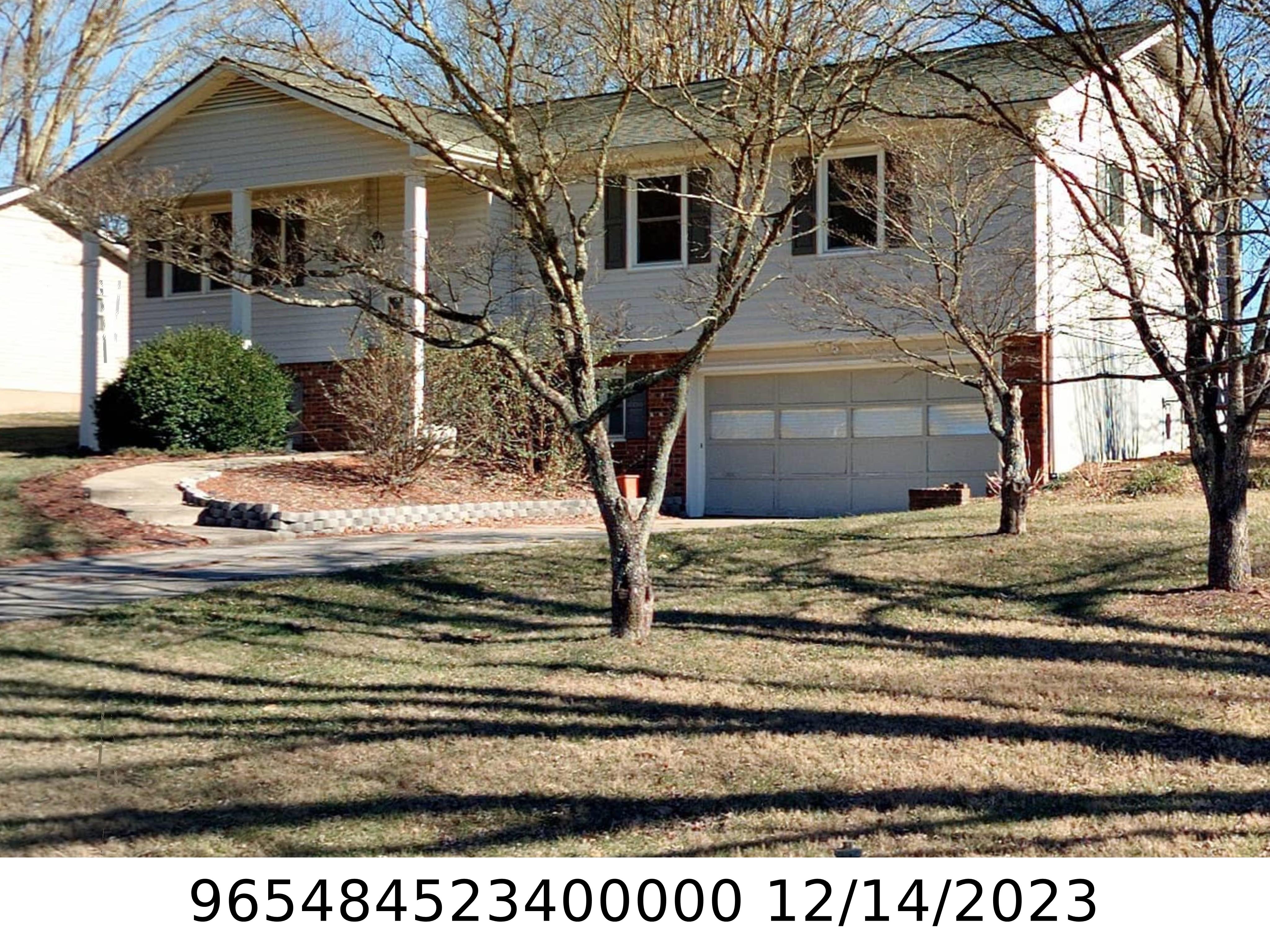 A picture of the property located at 7 FOX HOLLOW CT, ARDEN NC 28704.