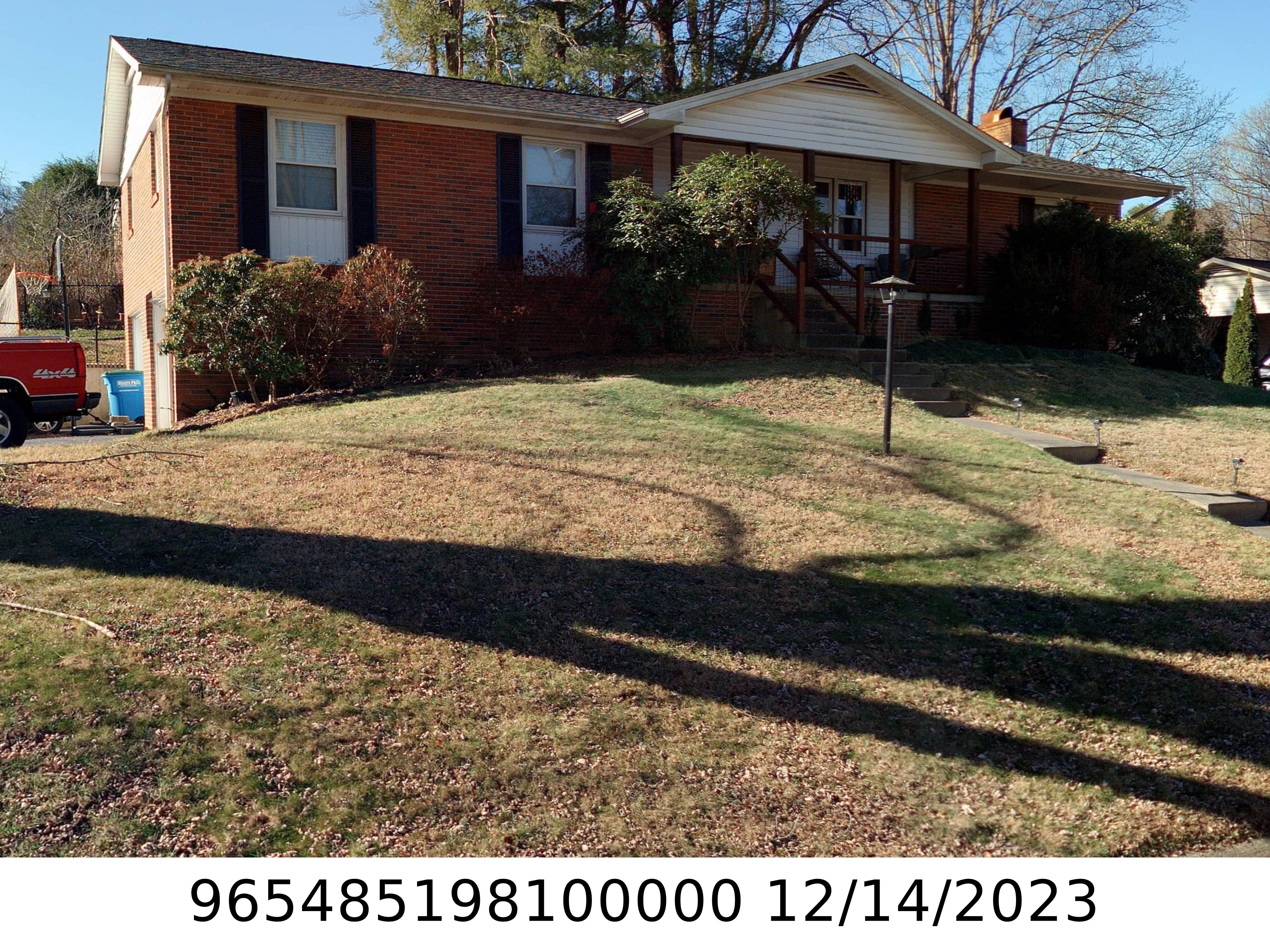 A picture of the property located at 5 SUMMIT DR, ARDEN NC 28704.