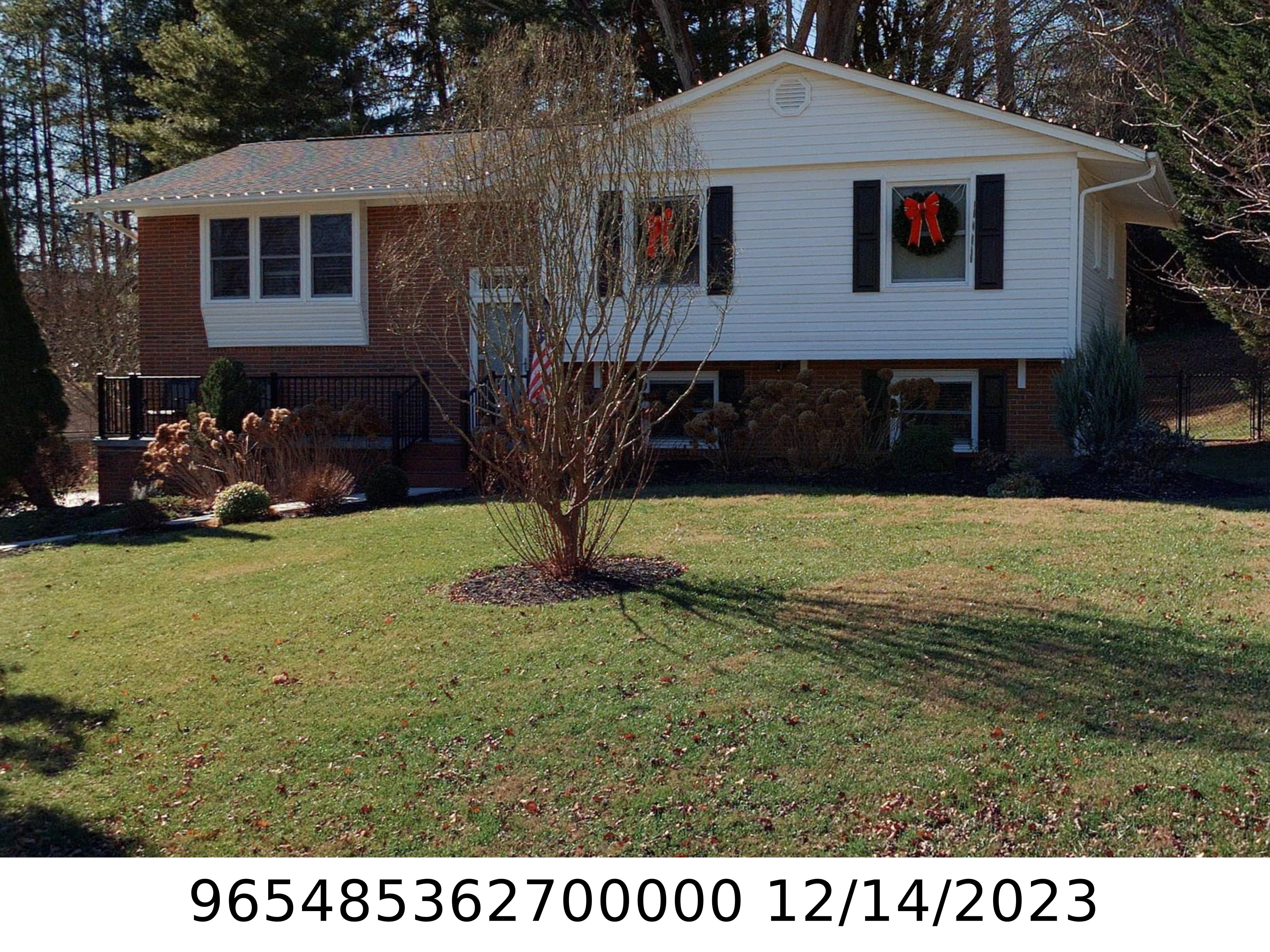 A picture of the property located at 11 SUMMIT DR, ARDEN NC 28704.