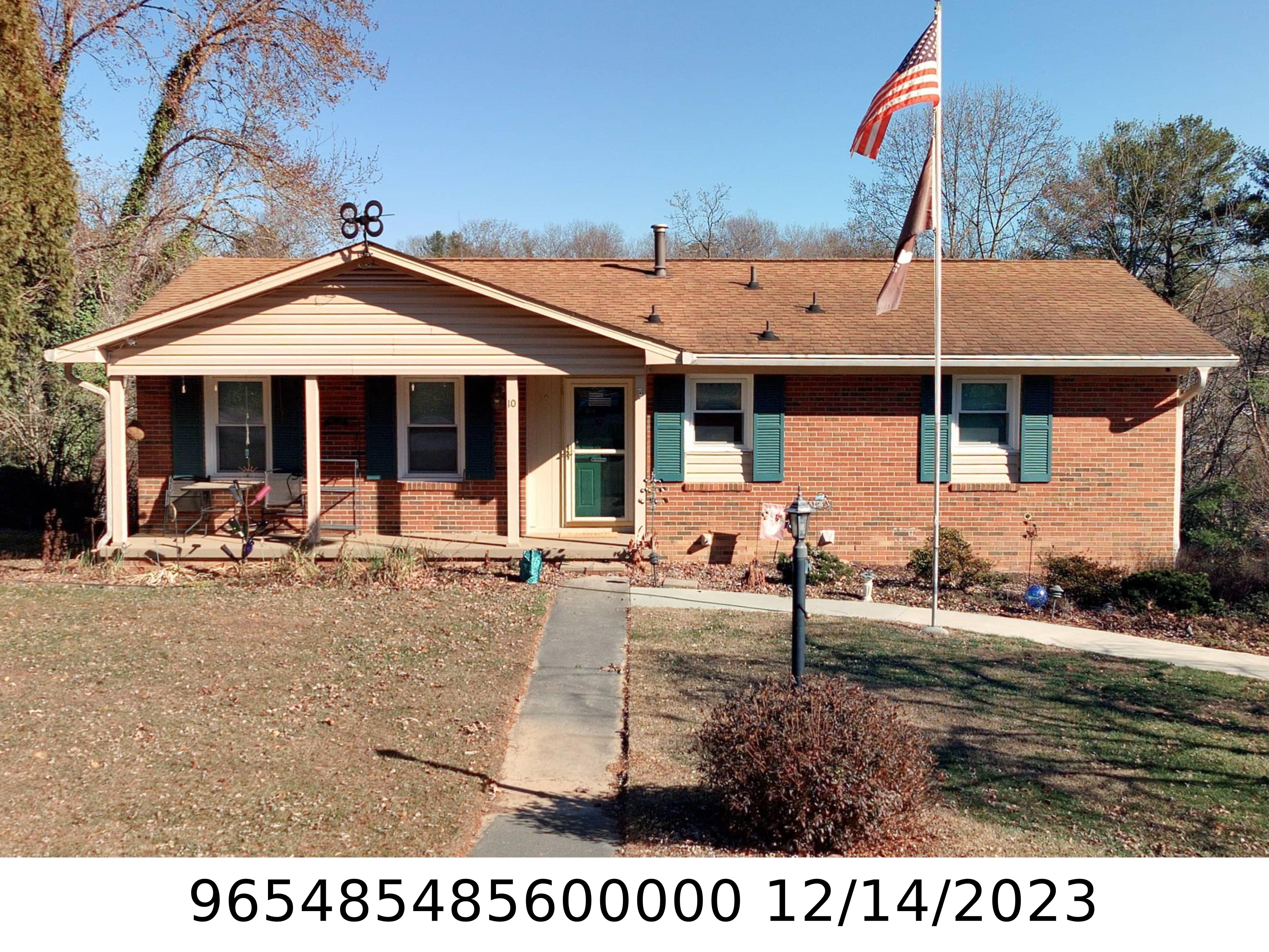 A picture of the property located at 10 SUMMIT DR, ARDEN NC 28704.