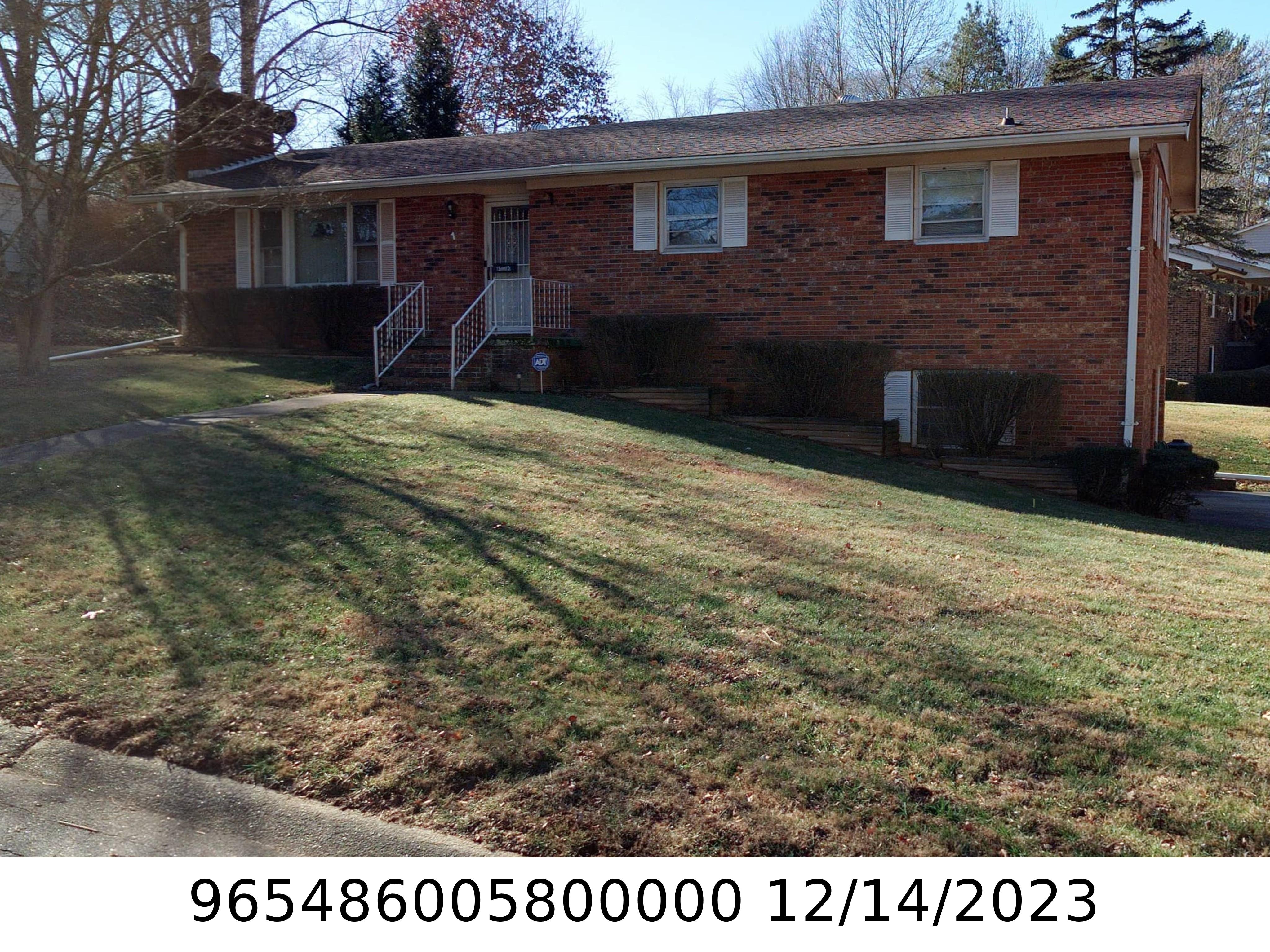 A picture of the property located at 1 SUMMIT DR, ARDEN NC 28704.