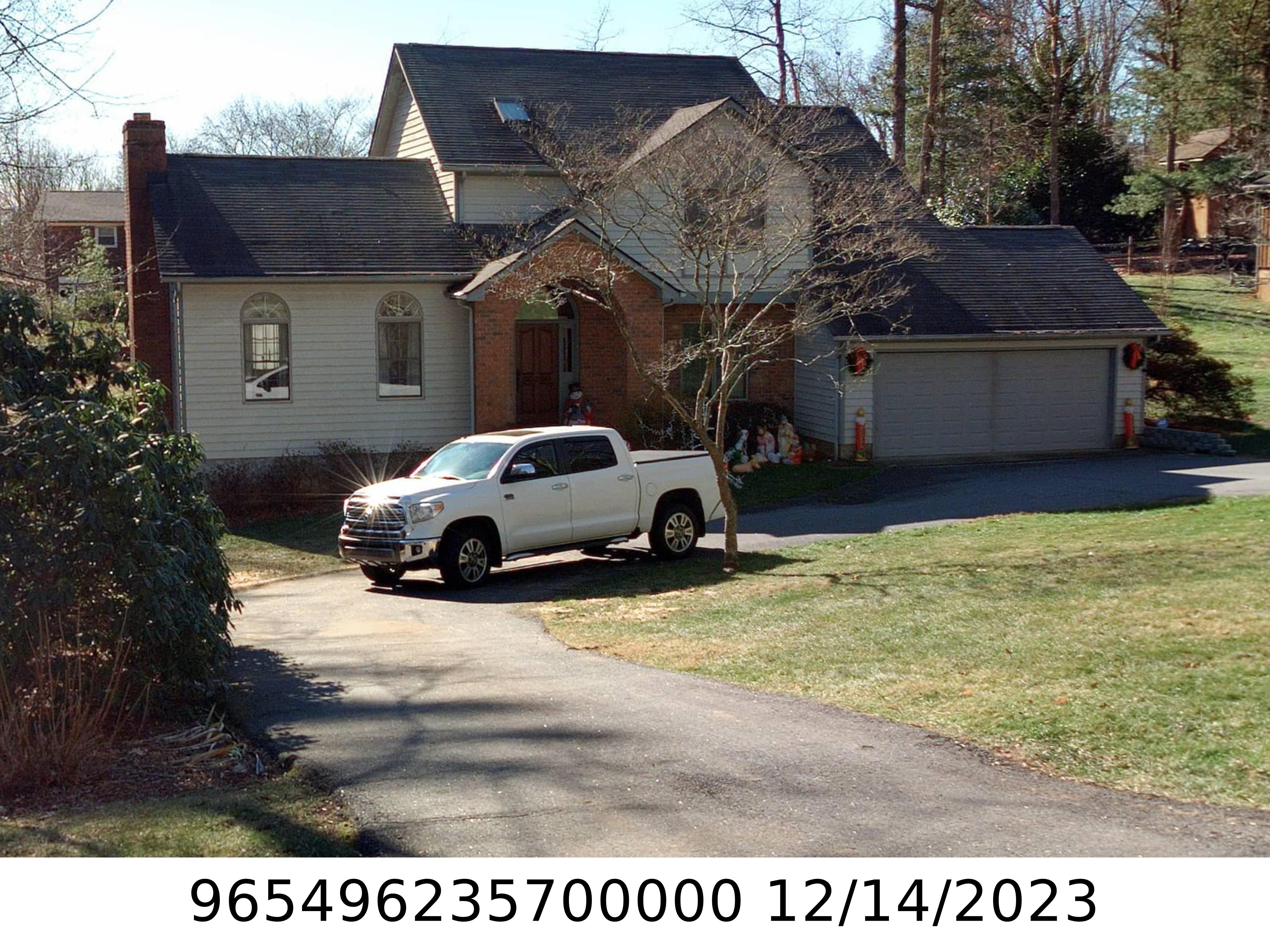 A picture of the property located at 11 GLEN CREST DR, ARDEN NC 28704.