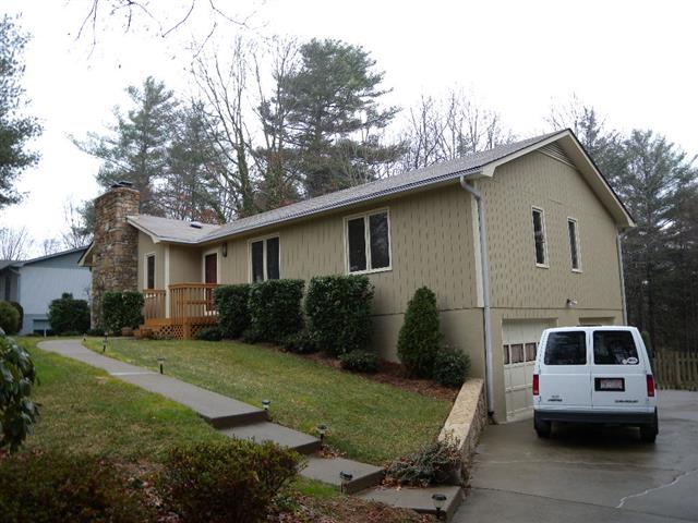 A picture of the property located at 19 GLEN CREST DR, ARDEN NC 28704.