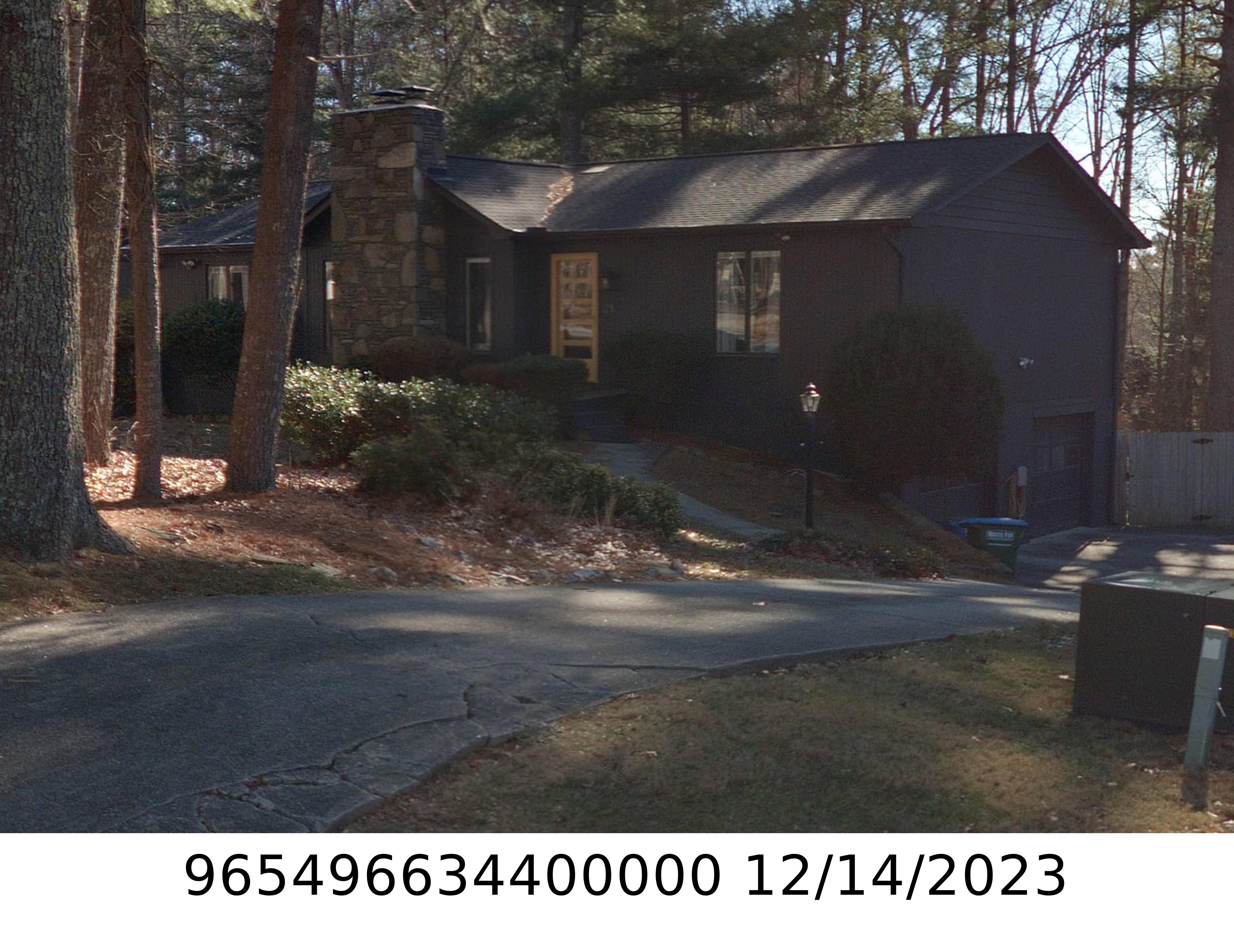 A picture of the property located at 21 GLEN CREST DR, ARDEN NC 28704.