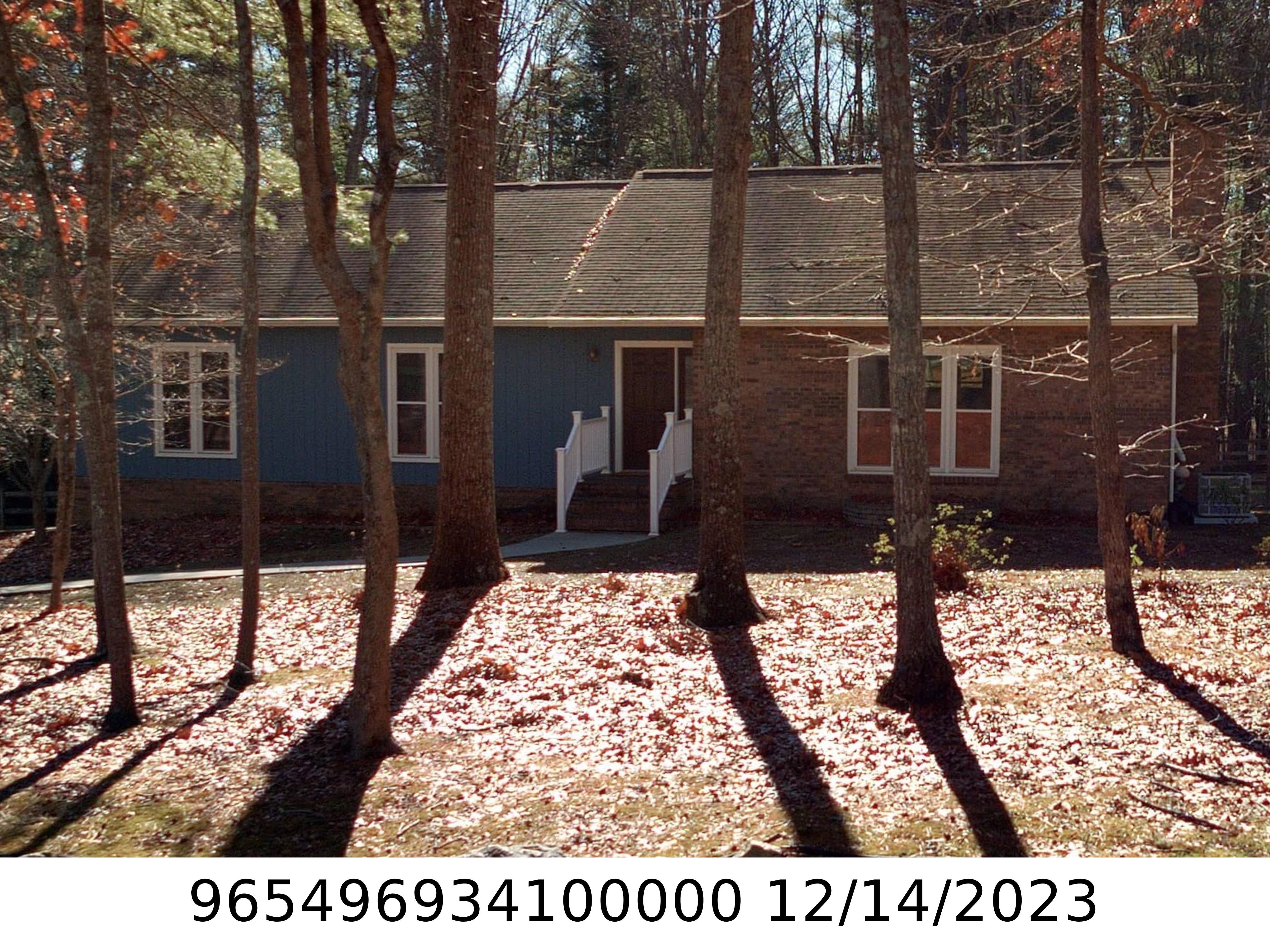A picture of the property located at 27 GLEN CREST DR, ARDEN NC 28704.