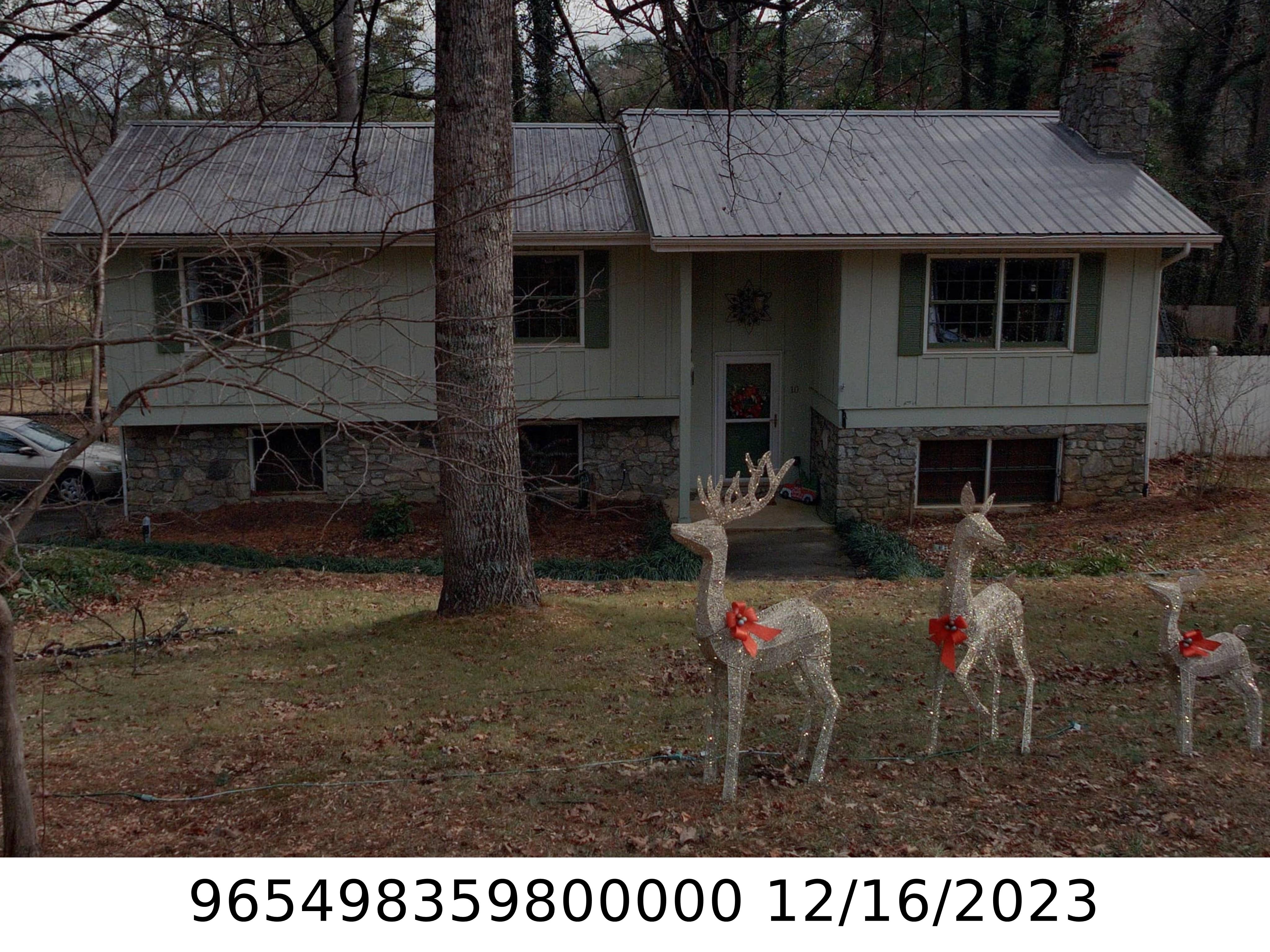 A picture of the property located at 10 CHIPPING GREEN DR, ARDEN NC 28704.