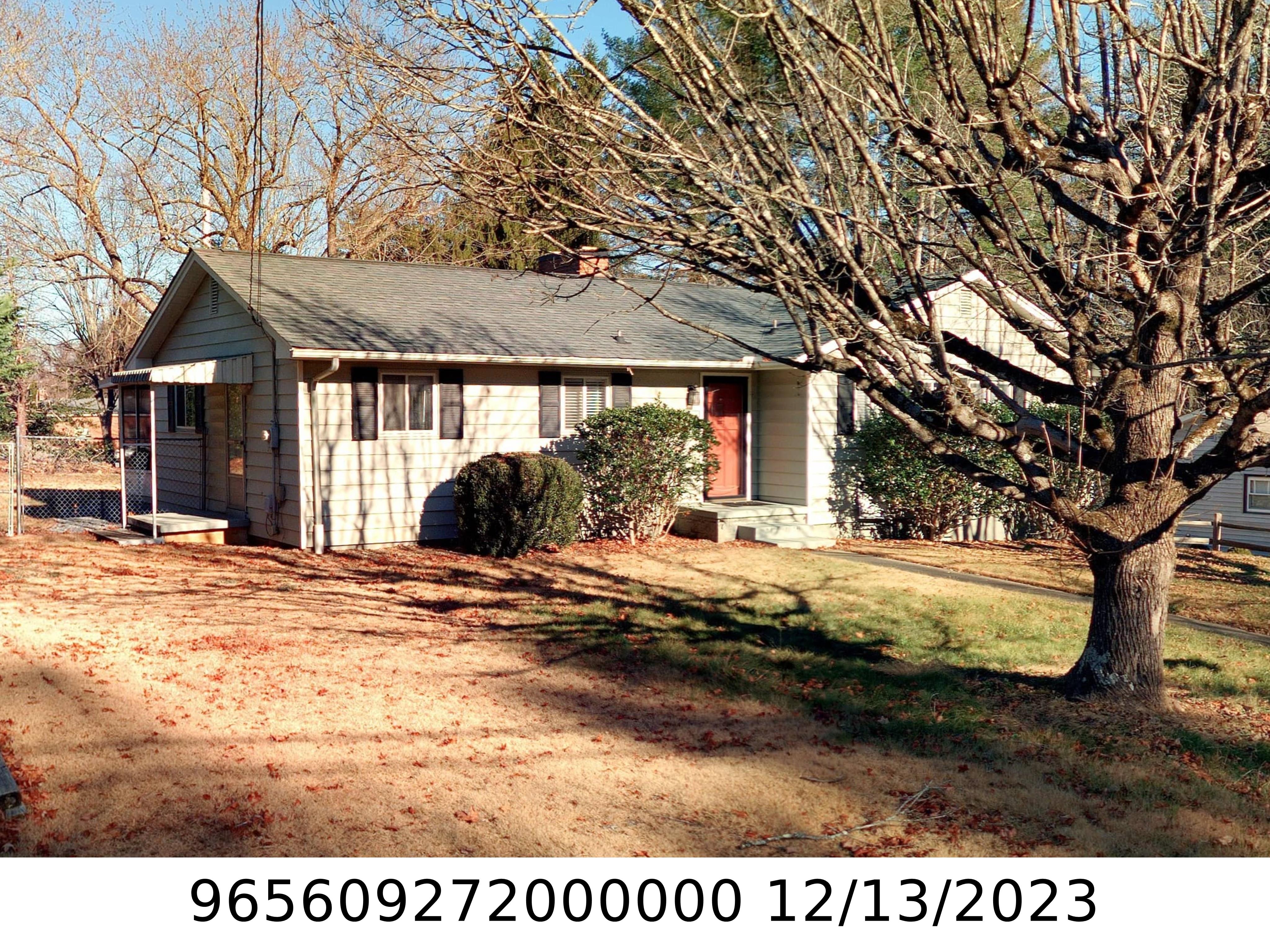A picture of the property located at 8 DEANWOOD CIR, ASHEVILLE NC 28803.