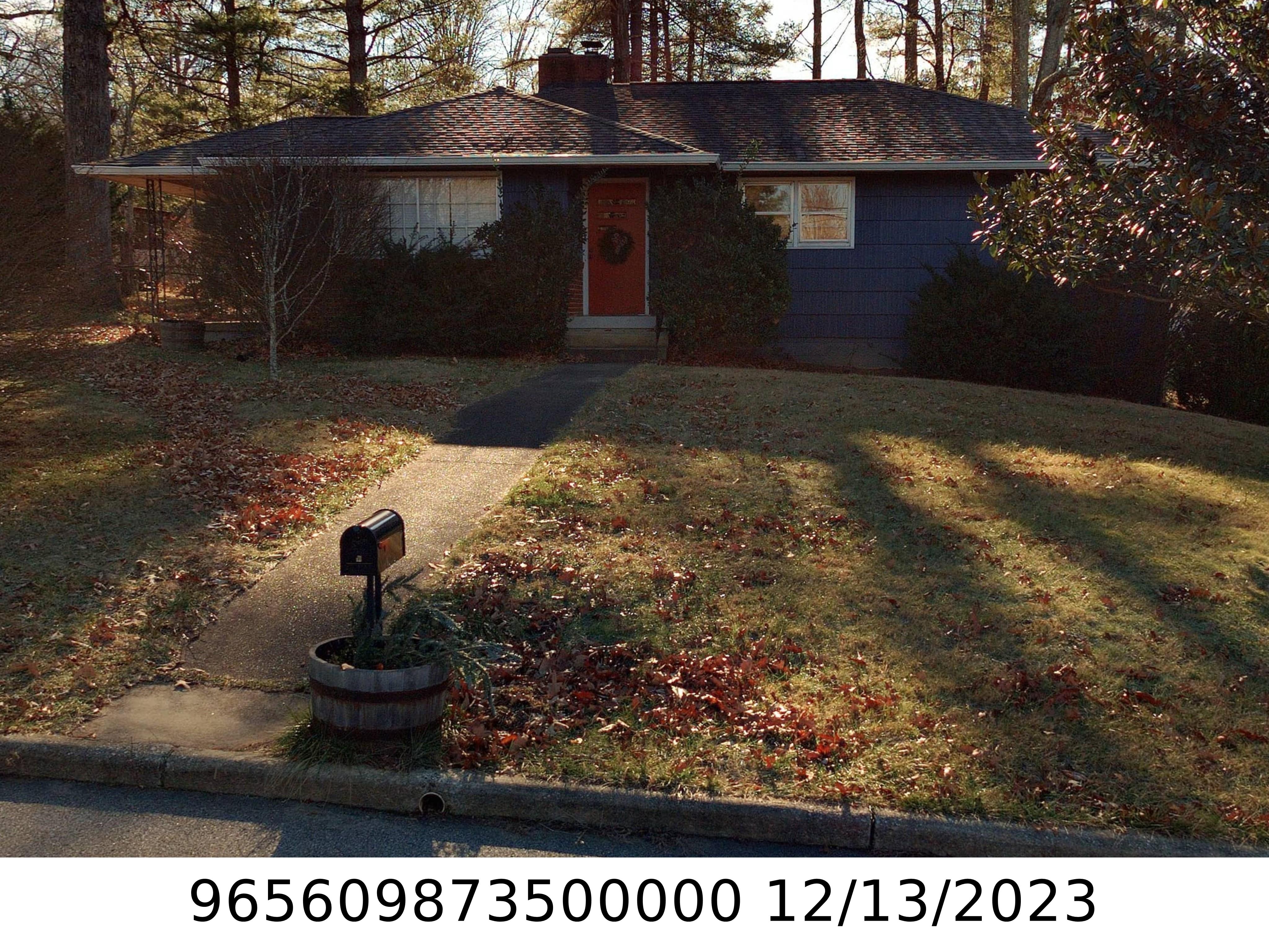 A picture of the property located at 17 DEANWOOD CIR, ASHEVILLE NC 28803.