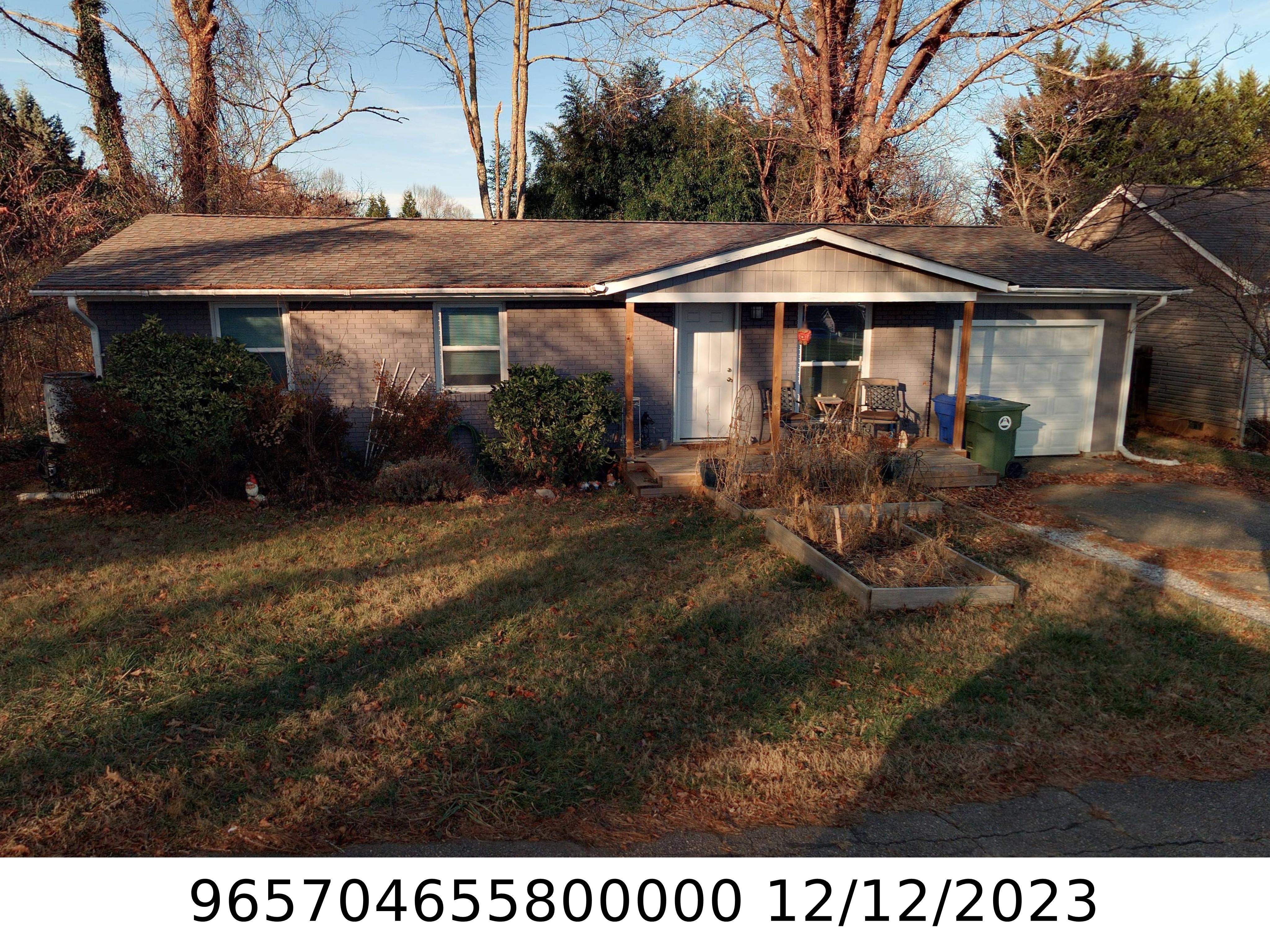 A picture of the property located at 29 W CHAPEL CIR, ASHEVILLE NC 28803.