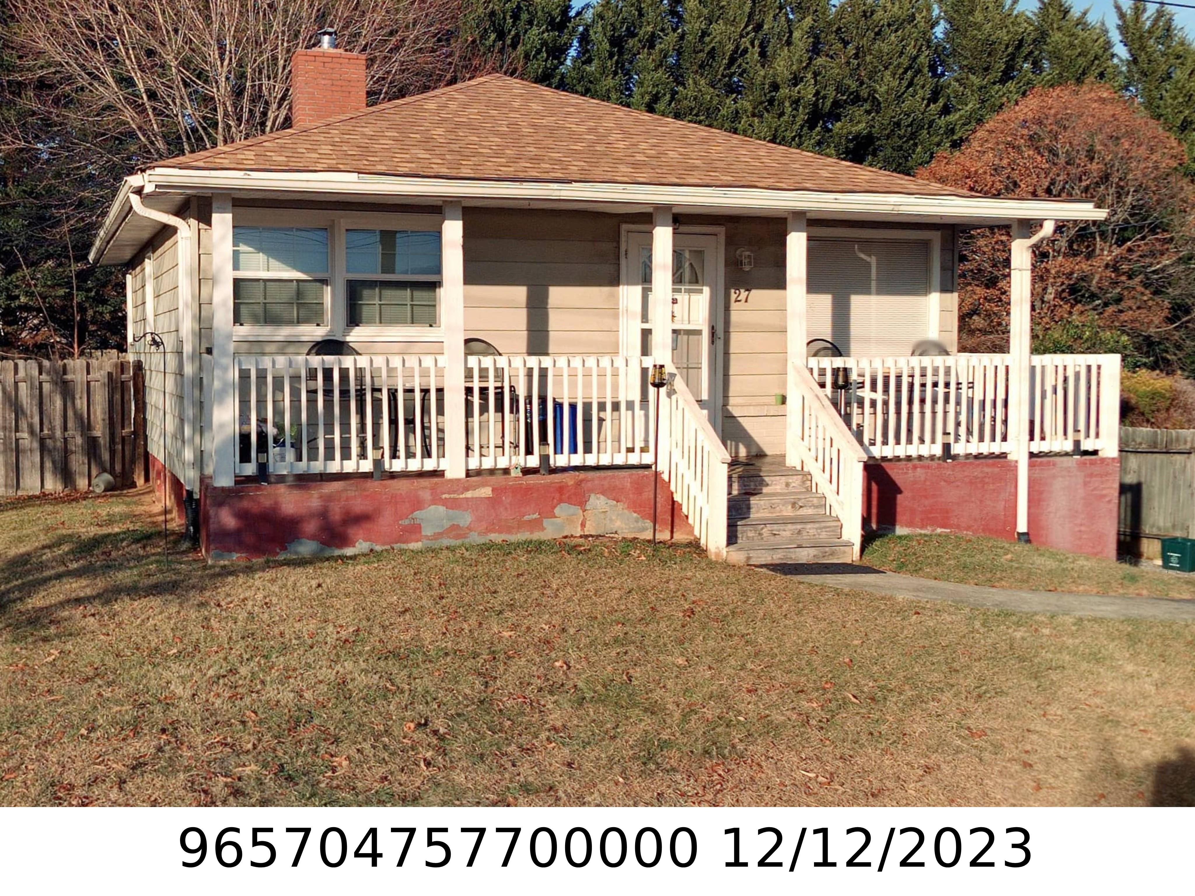A picture of the property located at 27 W CHAPEL CIR, ASHEVILLE NC 28803.
