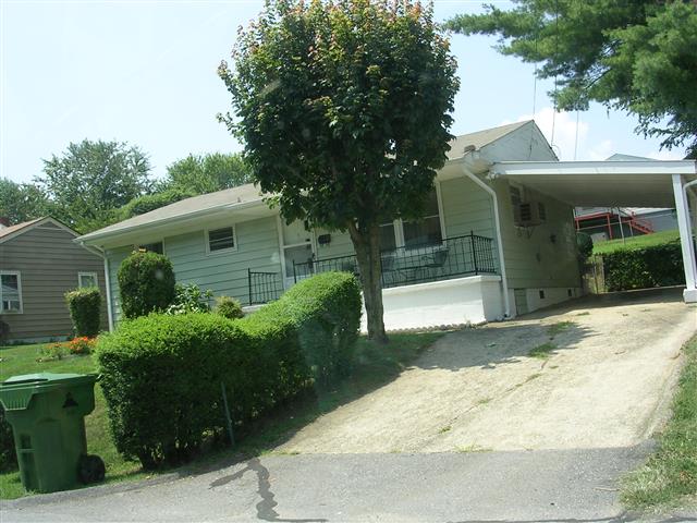 A picture of the property located at 10 W CHAPEL CIR, ASHEVILLE NC 28803.