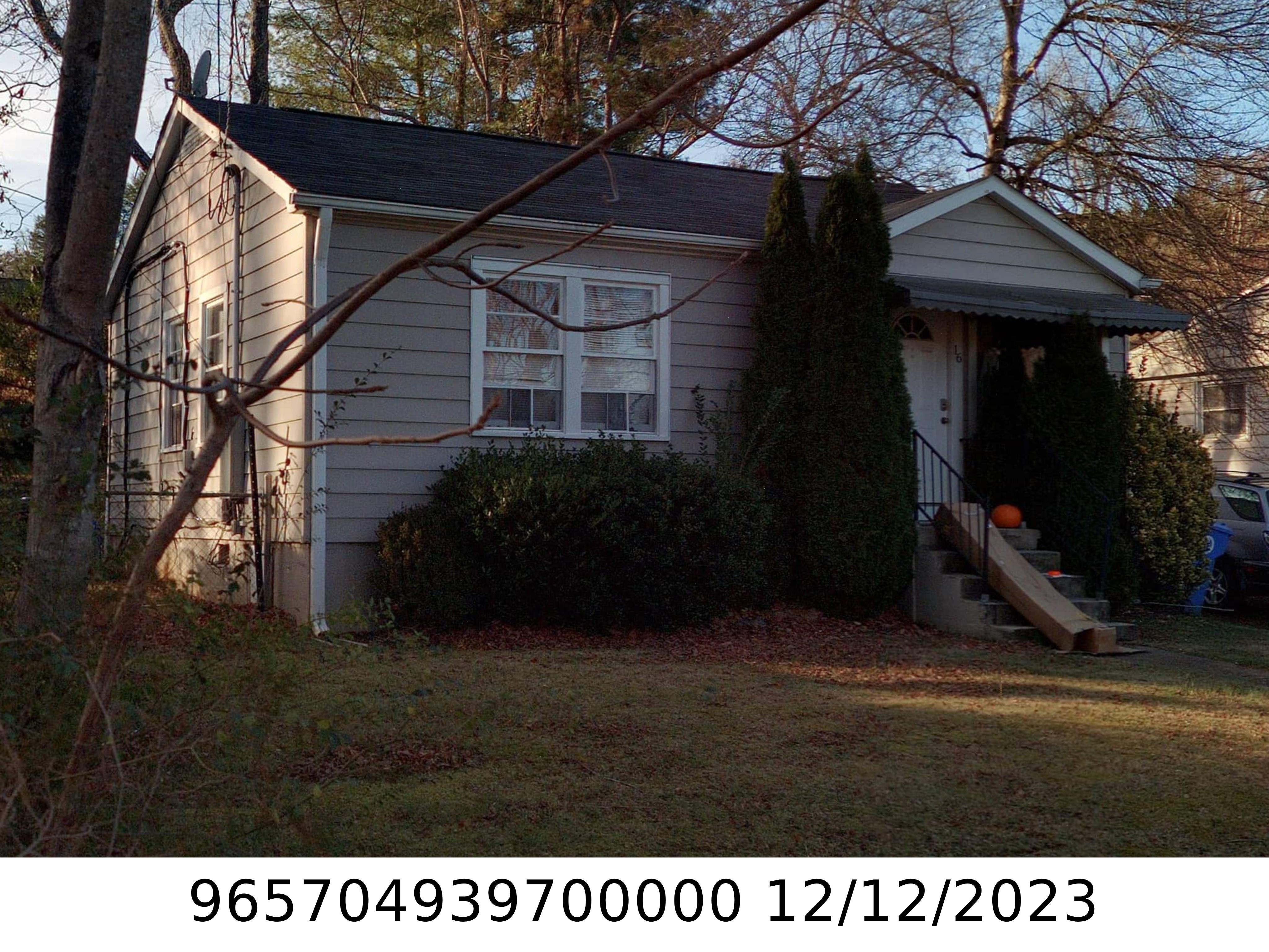 A picture of the property located at 16 W CHAPEL CIR, ASHEVILLE NC 28803.