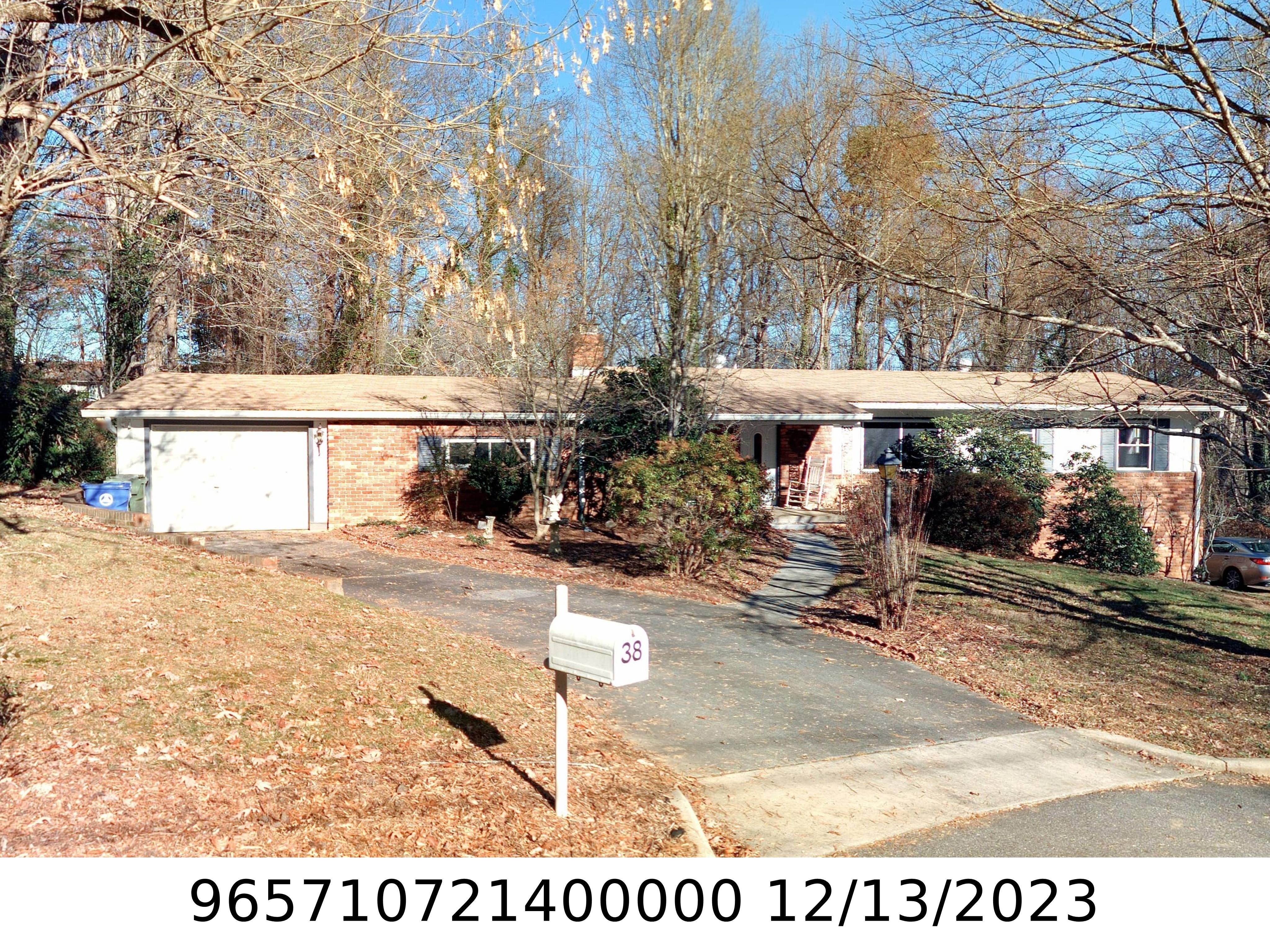 A picture of the property located at 38 DEANWOOD CIR, ASHEVILLE NC 28803.