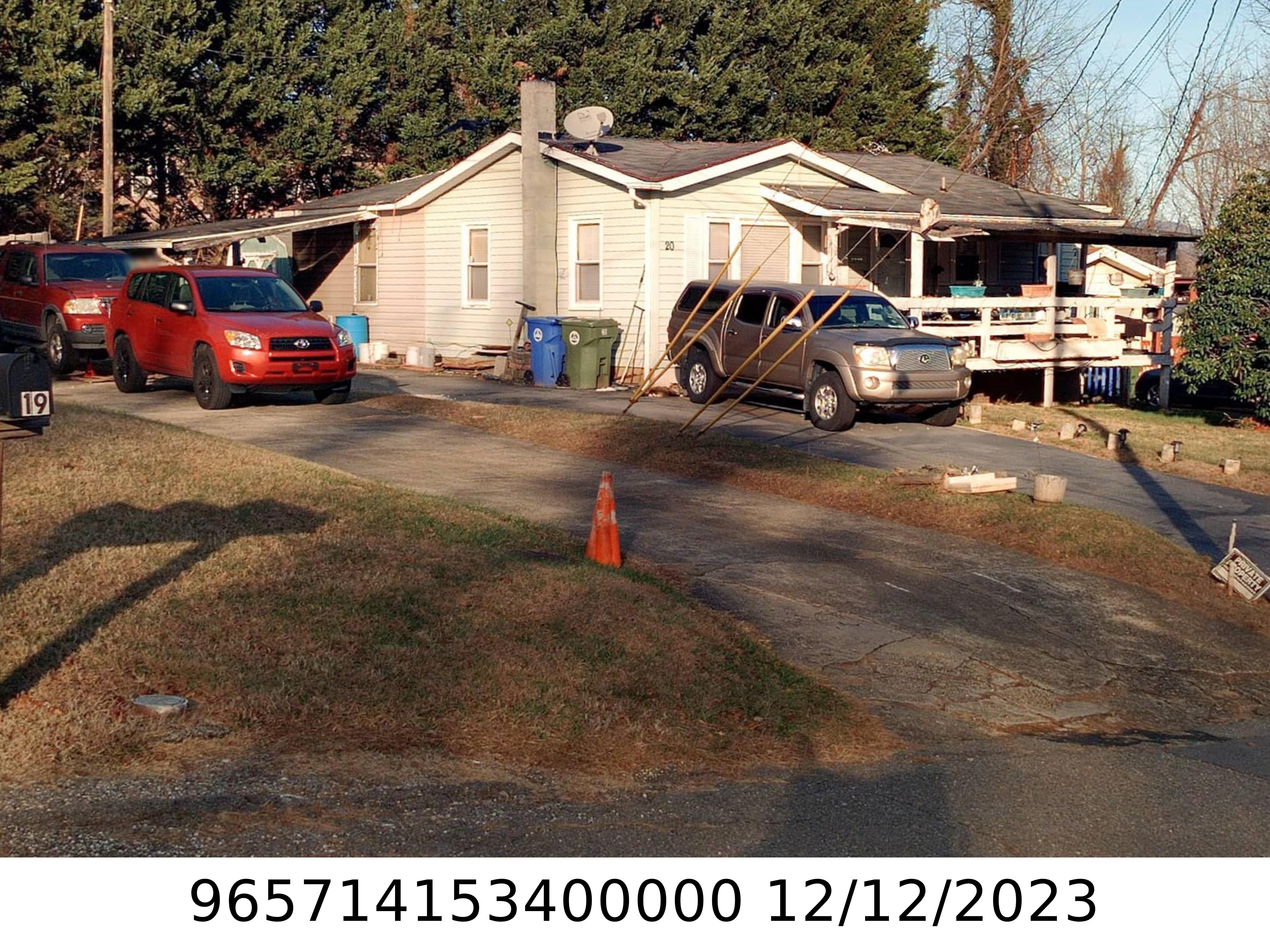 A picture of the property located at 20 W CHAPEL CIR, ASHEVILLE NC 28803.