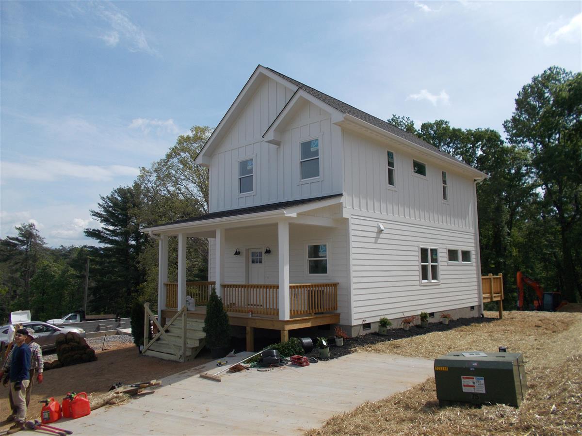 A picture of the property located at 33 LOBLOLLY LN, ASHEVILLE NC 28803.