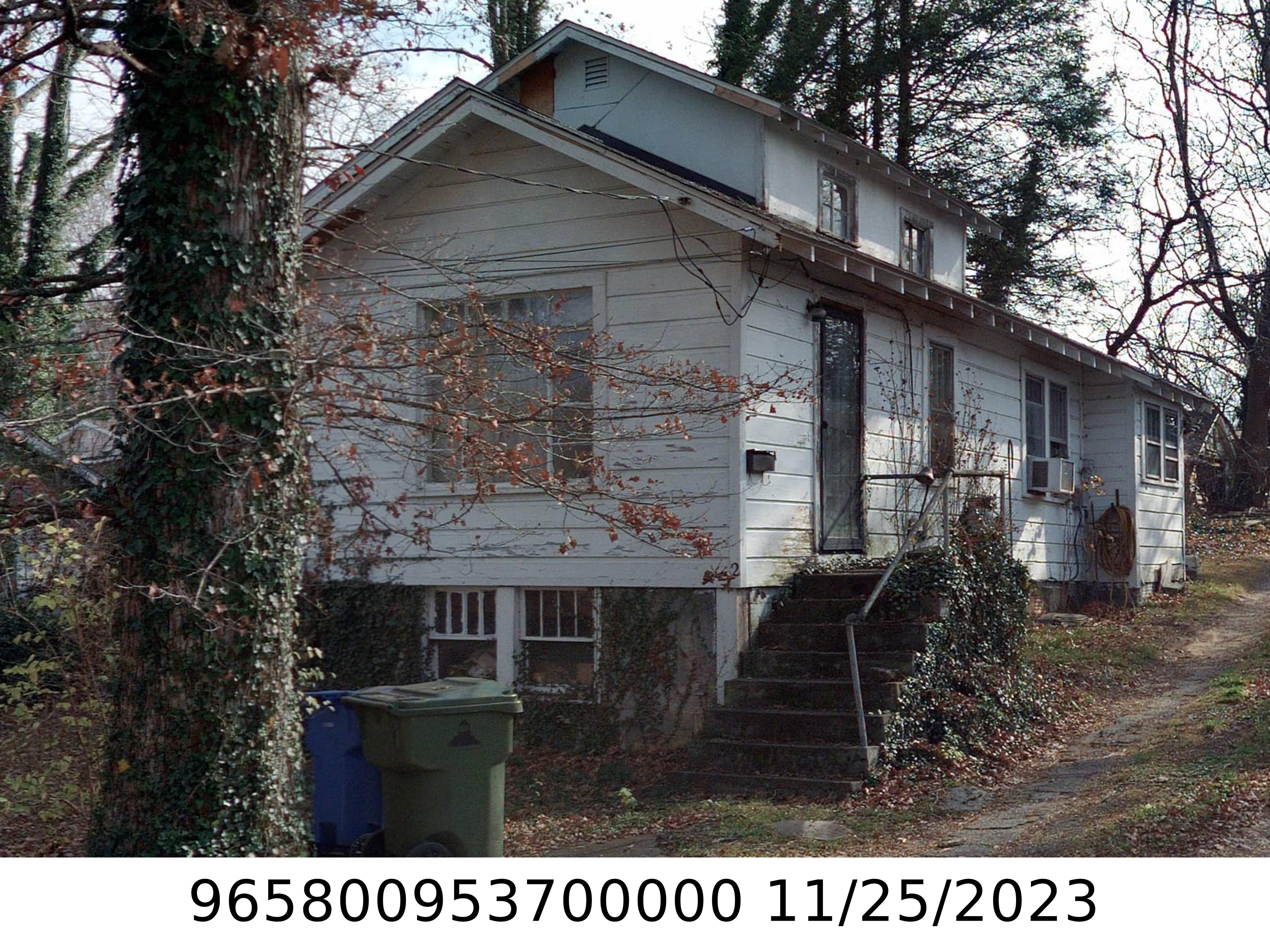 A picture of the property located at 2 WINDING RD, ASHEVILLE NC 28803.