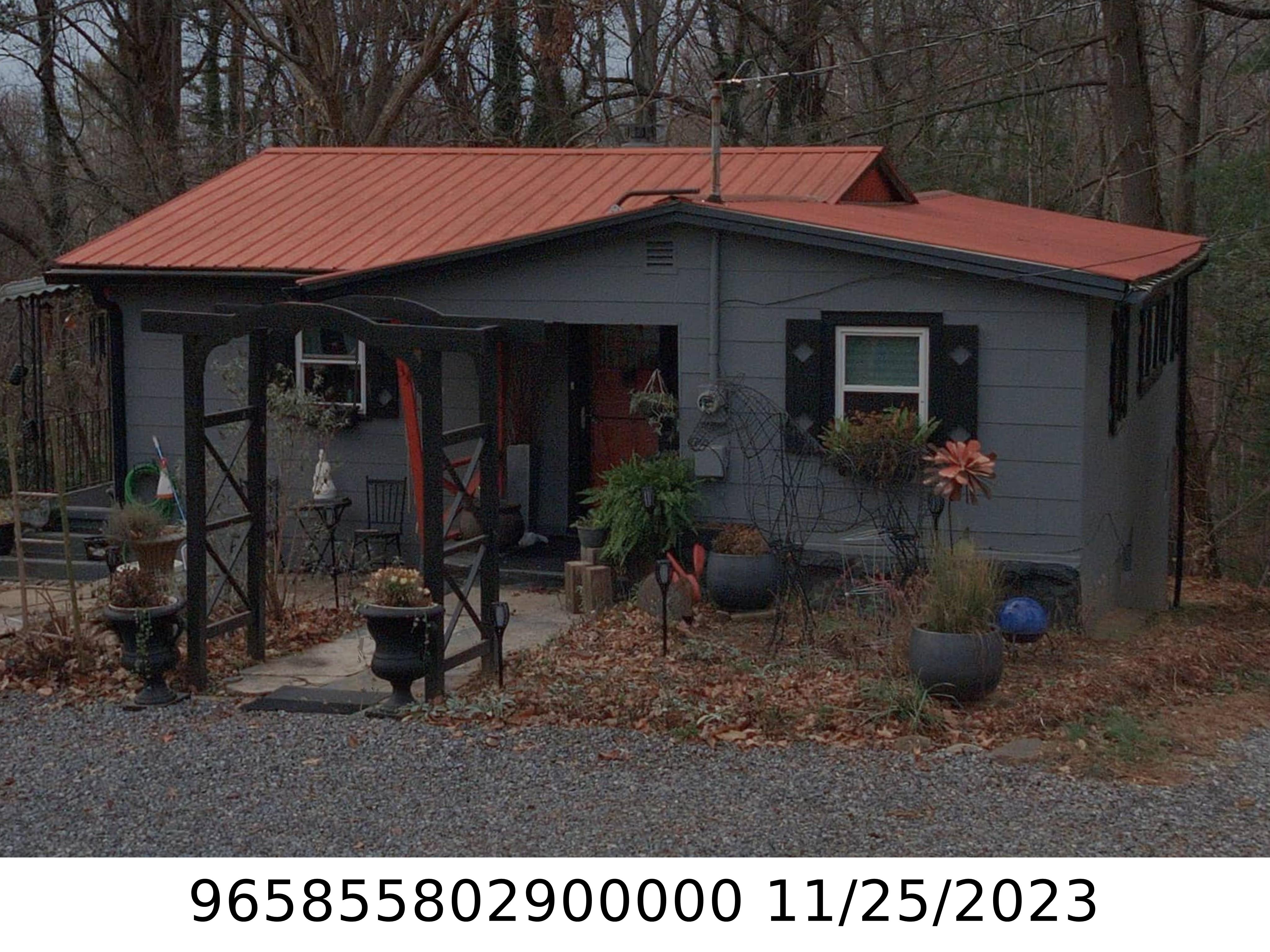 A picture of the property located at 33 VIOLET HILL CIR, ASHEVILLE NC 28805.