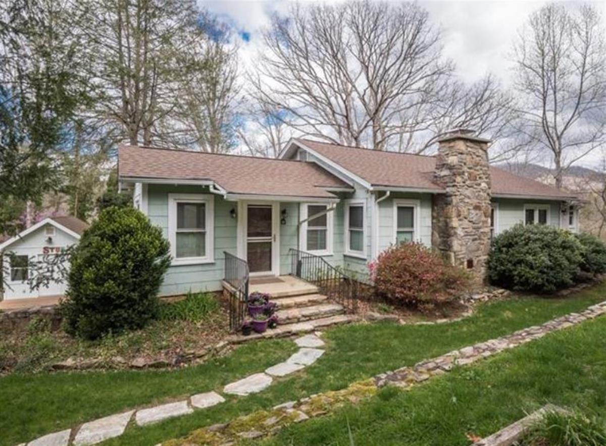 A picture of the property located at 27 MOUNTAIN VIEW RD, ASHEVILLE NC 28805.