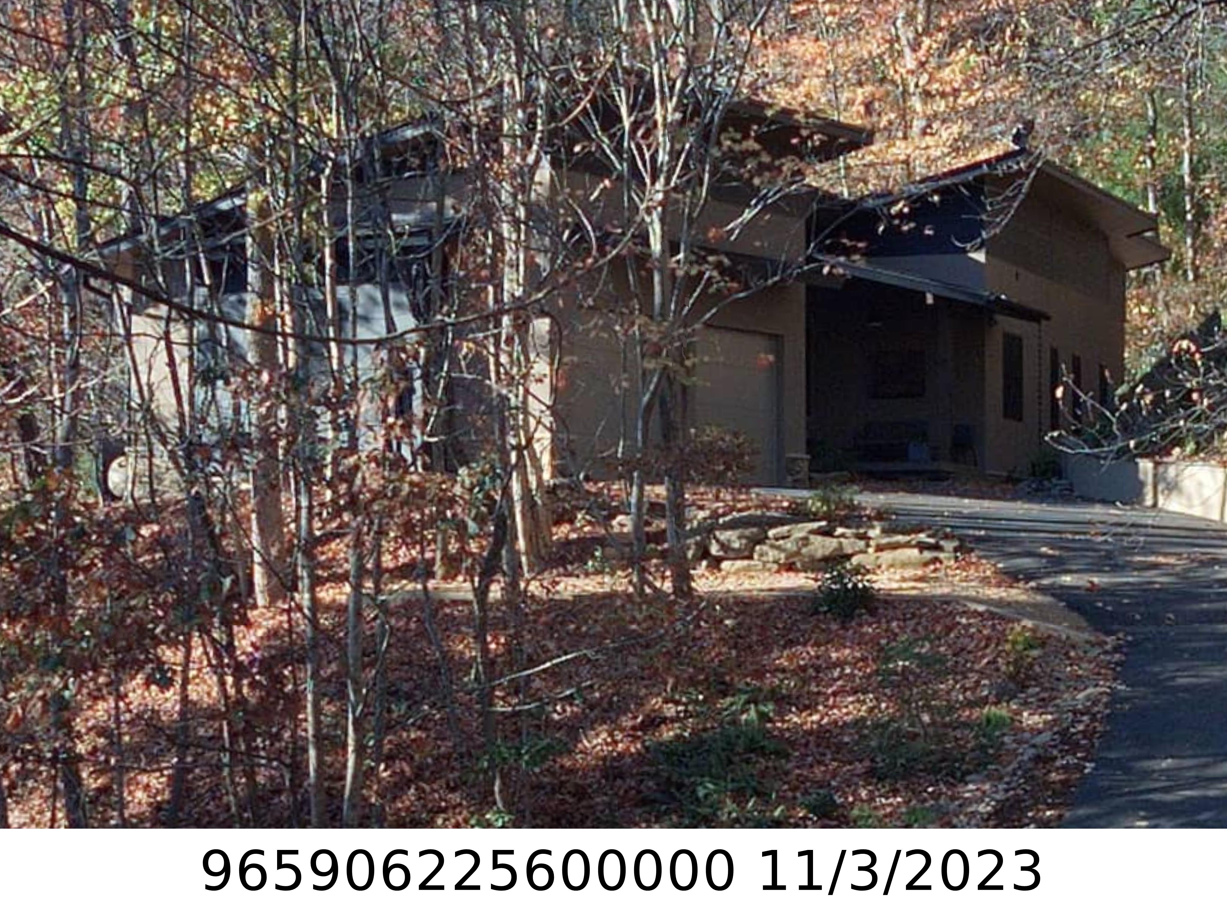 A picture of the property located at 10 MOUNTAIN CHATEAU LN, ASHEVILLE NC 28804.