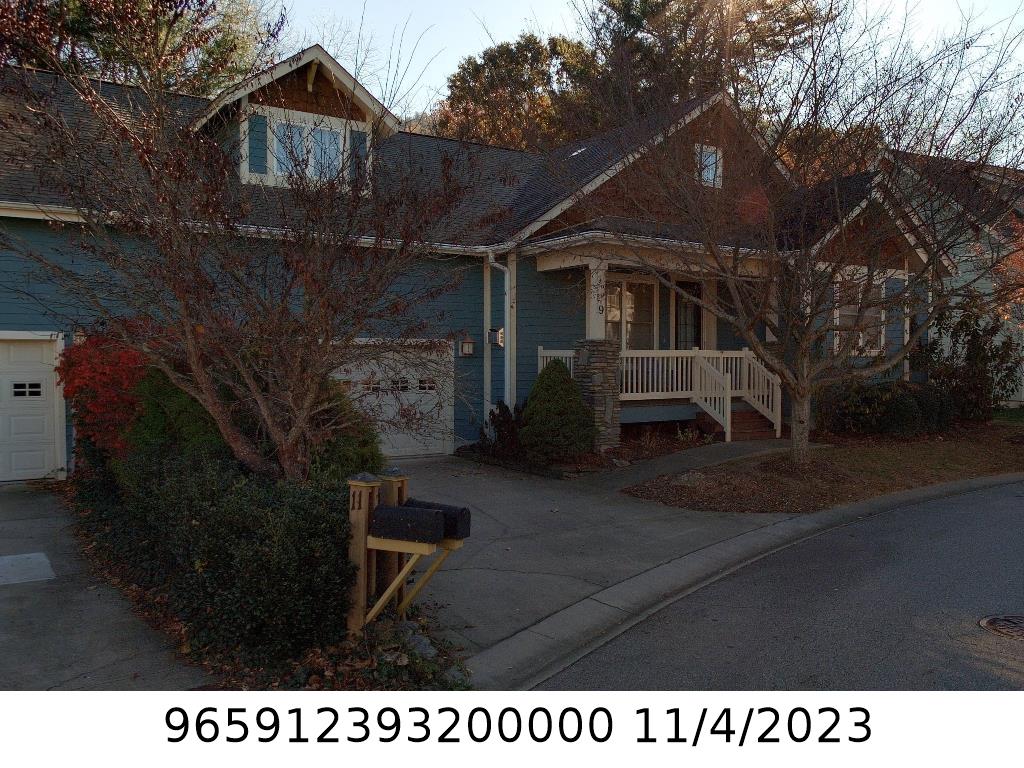 A picture of the property located at 9 CRAFTSMAN CIR, ASHEVILLE NC 28805.