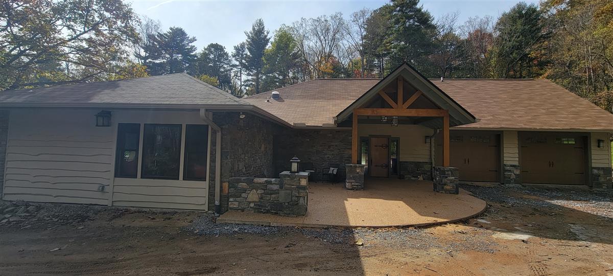 A picture of the property located at 31 CHUNNS POND LN, ASHEVILLE NC 28805.